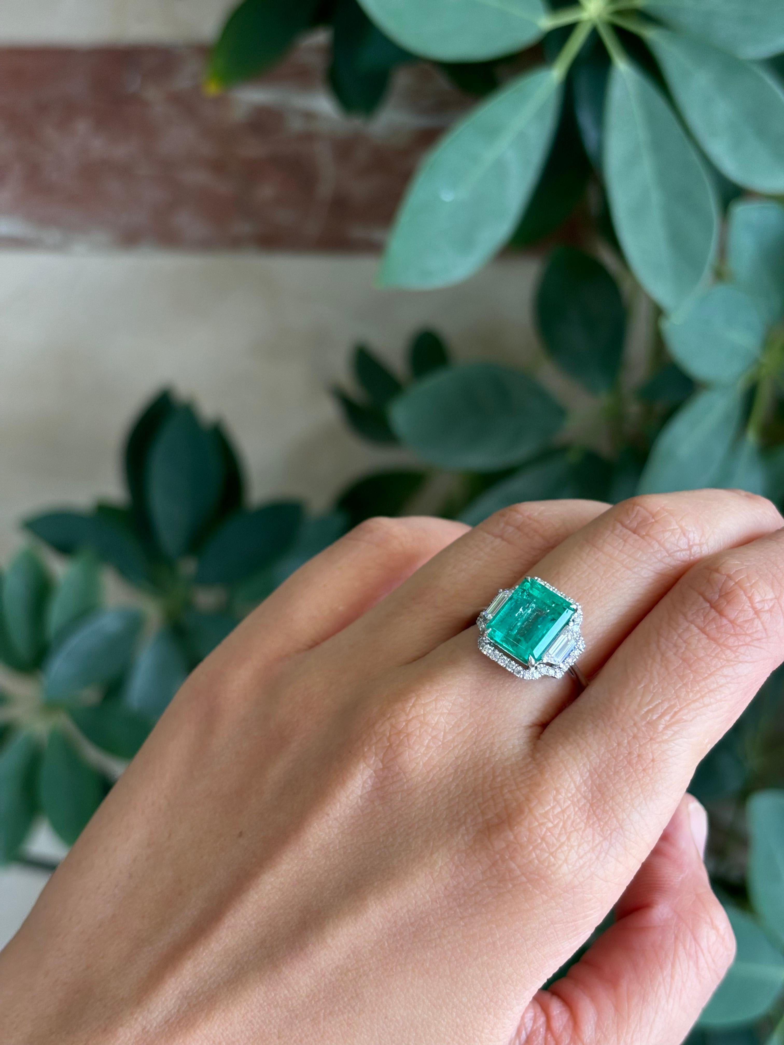 Set In 18K White Gold 4 Carat Colombian Emerald and Diamond Engagement Ring For Sale 4