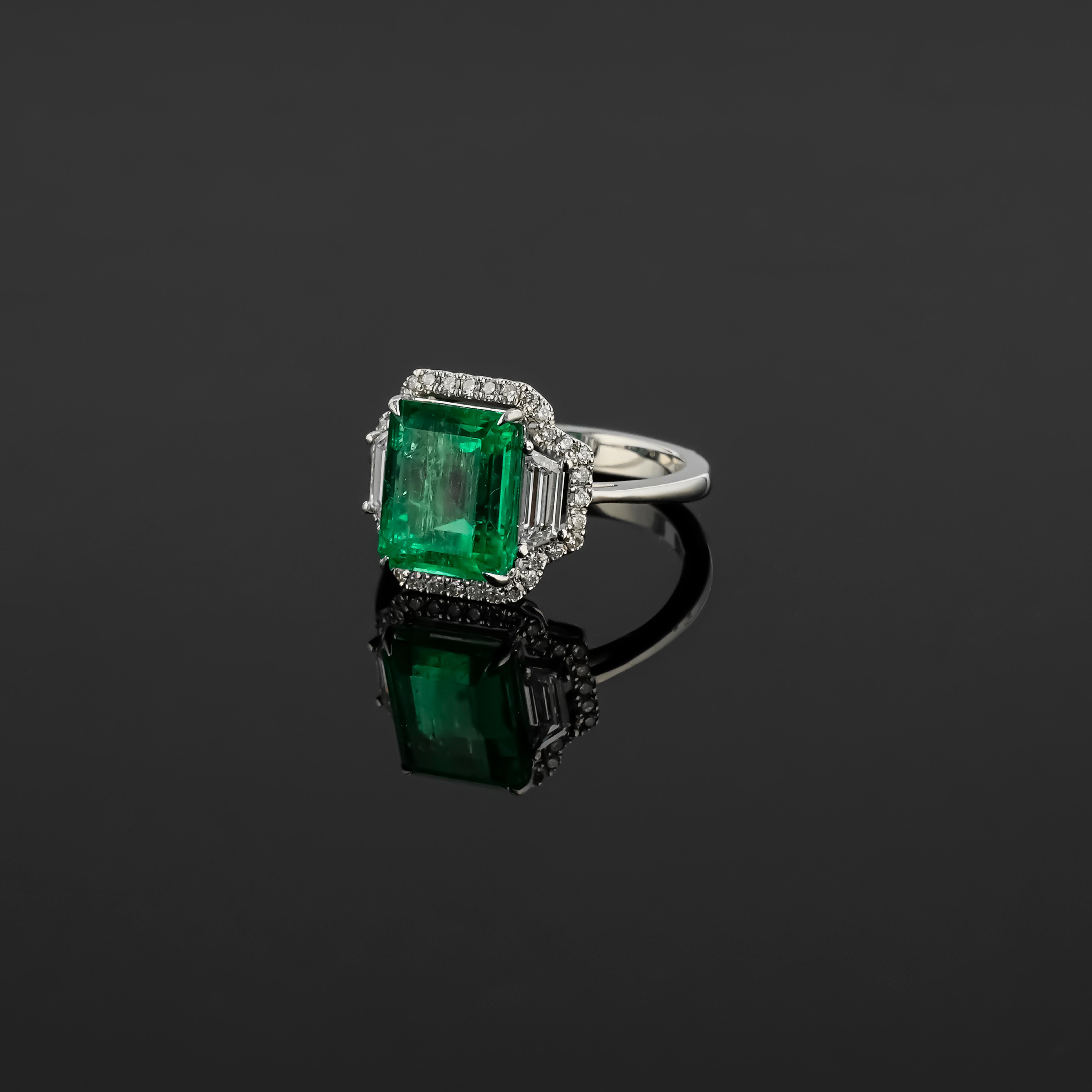 Modern Set In 18K White Gold 4 Carat Colombian Emerald and Diamond Engagement Ring For Sale