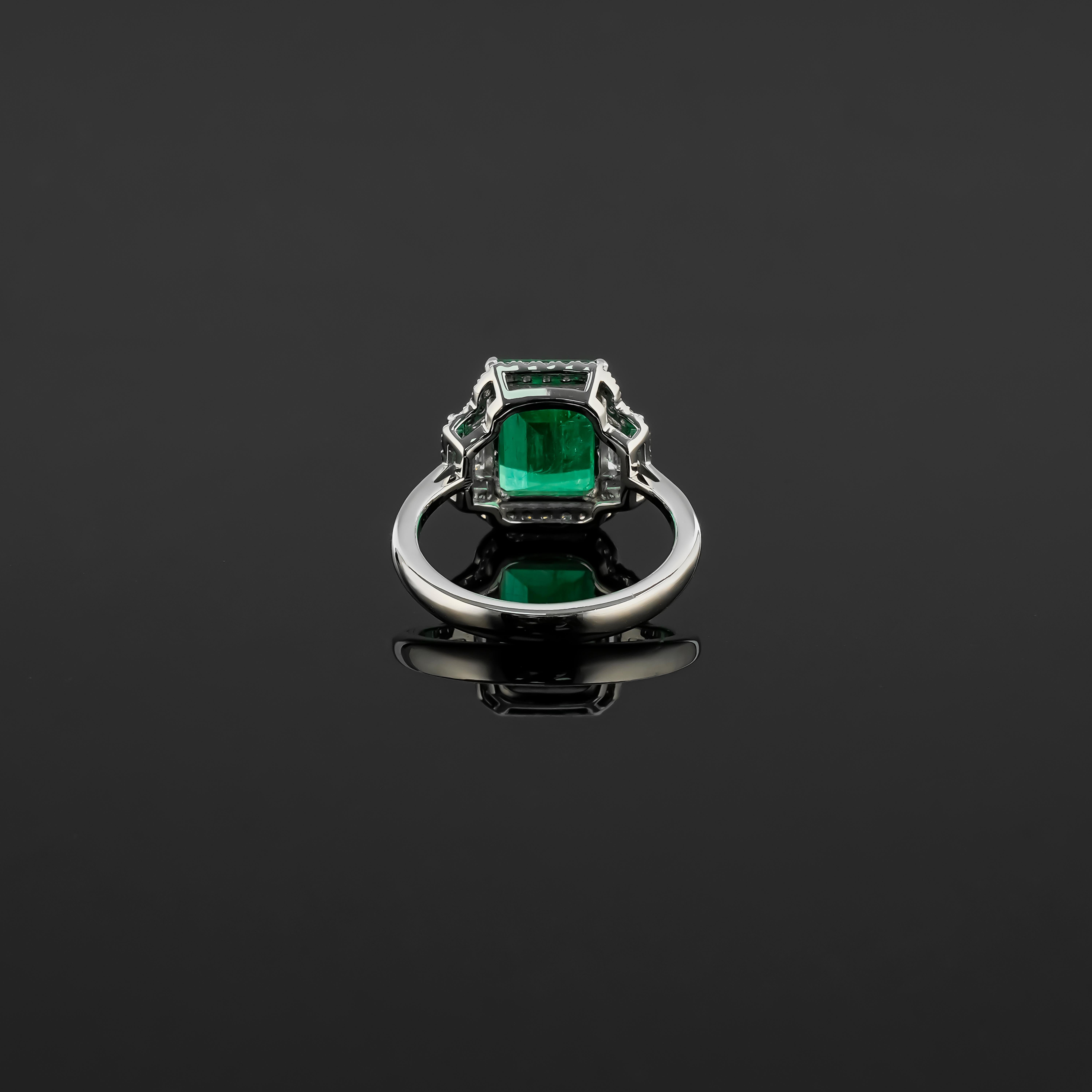 Set In 18K White Gold 4 Carat Colombian Emerald and Diamond Engagement Ring In New Condition For Sale In Bangkok, Thailand