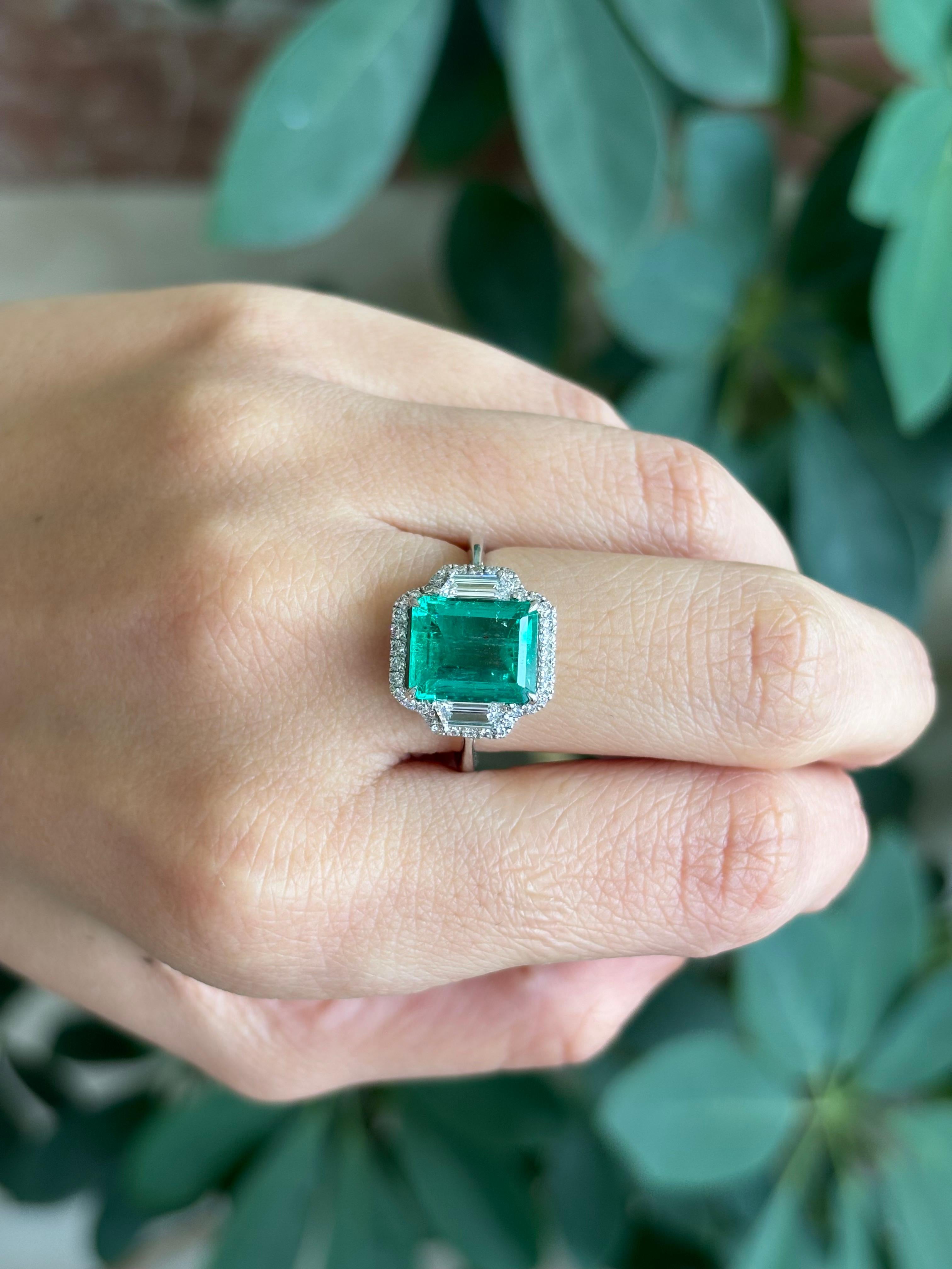 Set In 18K White Gold 4 Carat Colombian Emerald and Diamond Engagement Ring For Sale 1