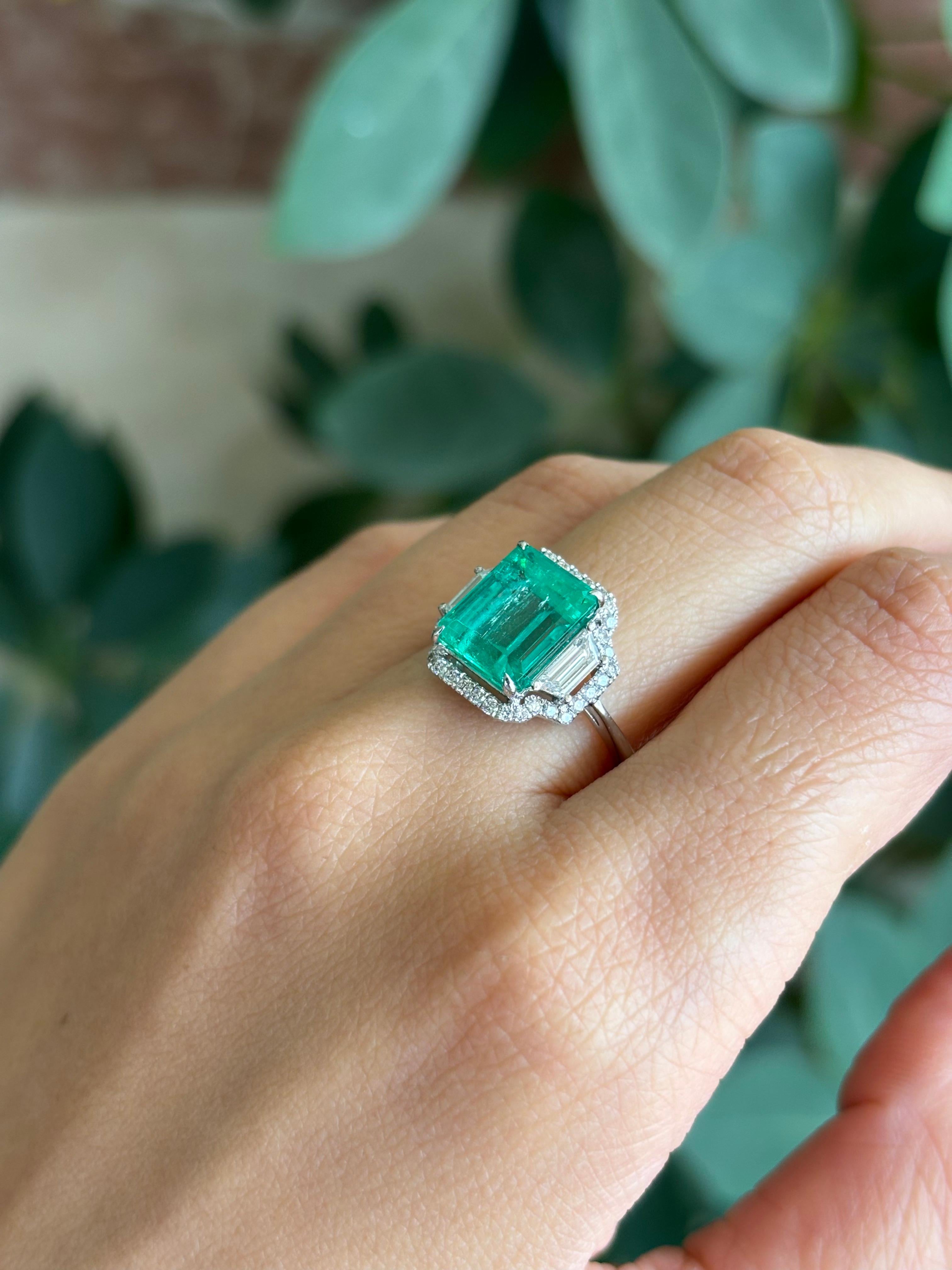 Set In 18K White Gold 4 Carat Colombian Emerald and Diamond Engagement Ring For Sale 2