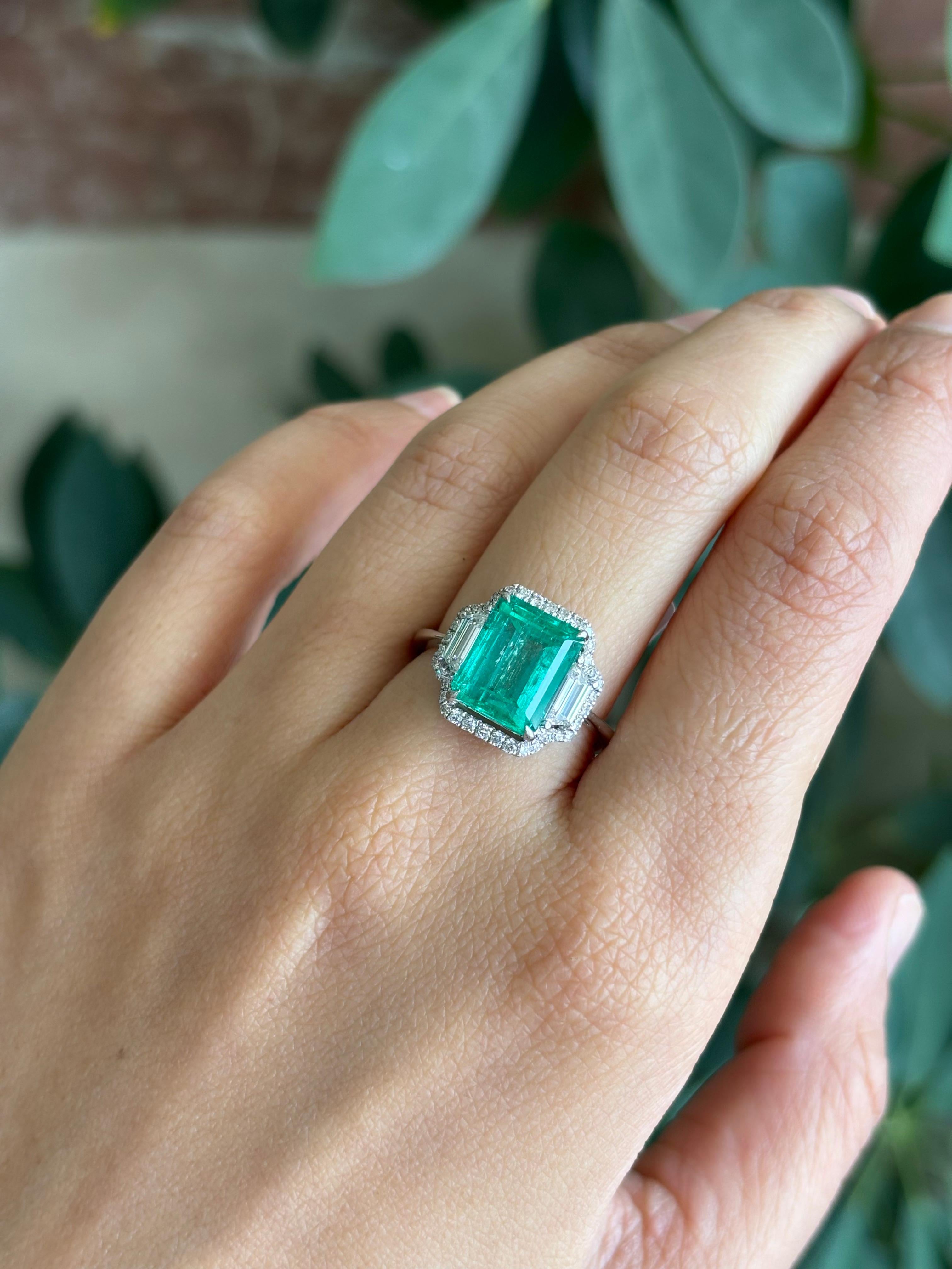 Set In 18K White Gold 4 Carat Colombian Emerald and Diamond Engagement Ring For Sale 3