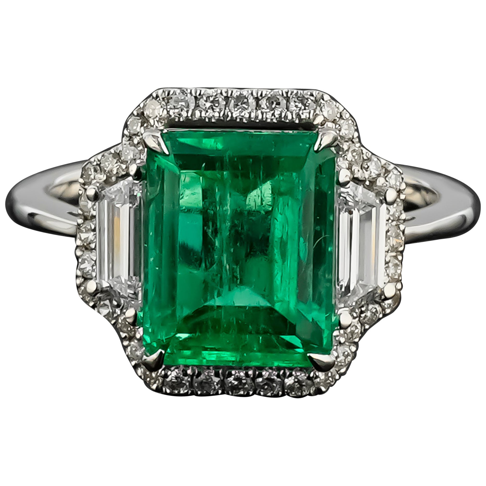 Anillo de compromiso en oro blanco de 18 quilates de 4 quilates de esmeralda colombiana y diamantes en venta