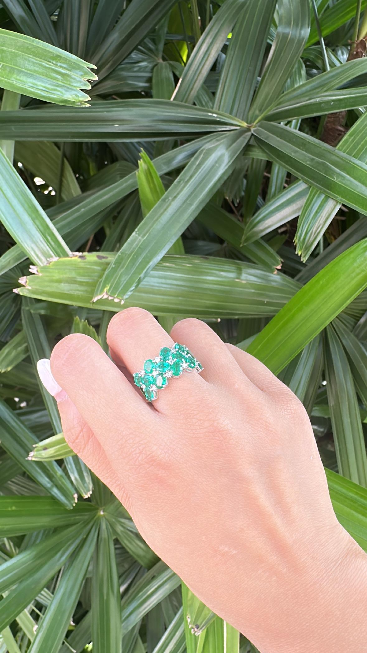 Set in 18K white Gold, 4.32 carats, natural Zambian Emerald & Diamonds Band Ring For Sale 4