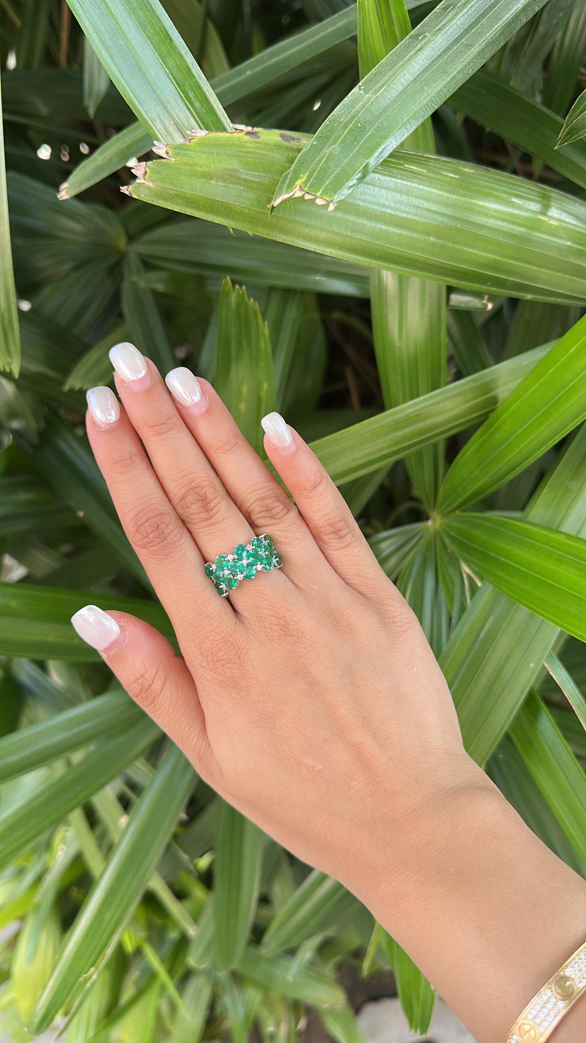 Set in 18K white Gold, 4.32 carats, natural Zambian Emerald & Diamonds Band Ring For Sale 5