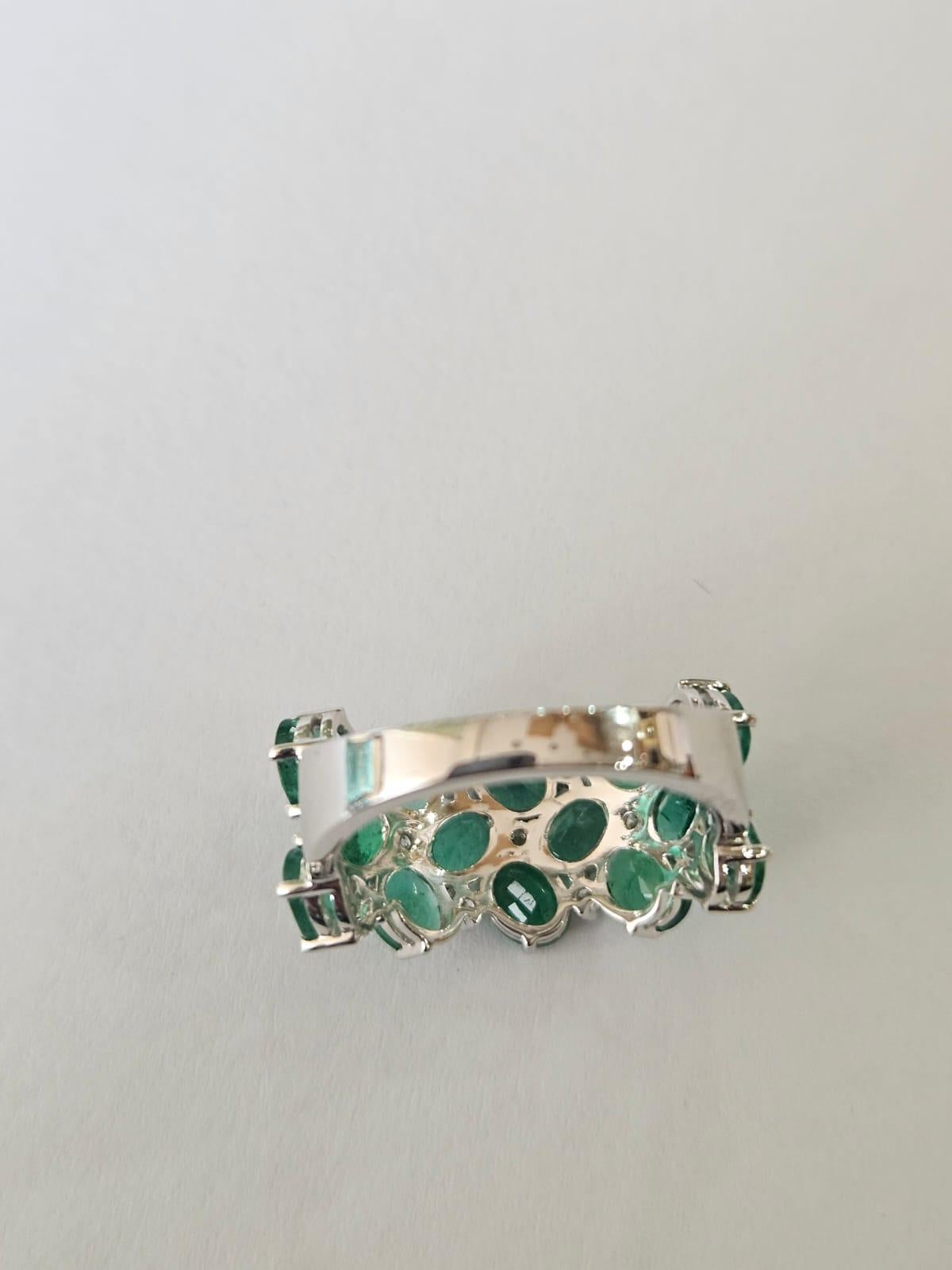Modern Set in 18K white Gold, 4.32 carats, natural Zambian Emerald & Diamonds Band Ring For Sale