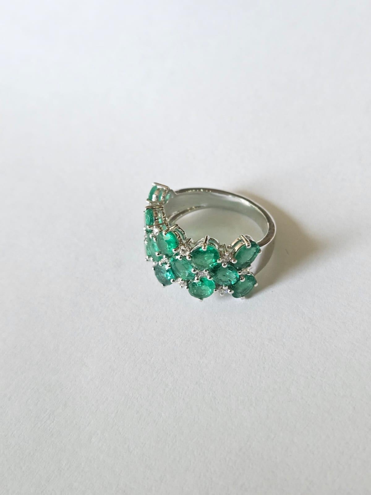 Oval Cut Set in 18K white Gold, 4.32 carats, natural Zambian Emerald & Diamonds Band Ring For Sale