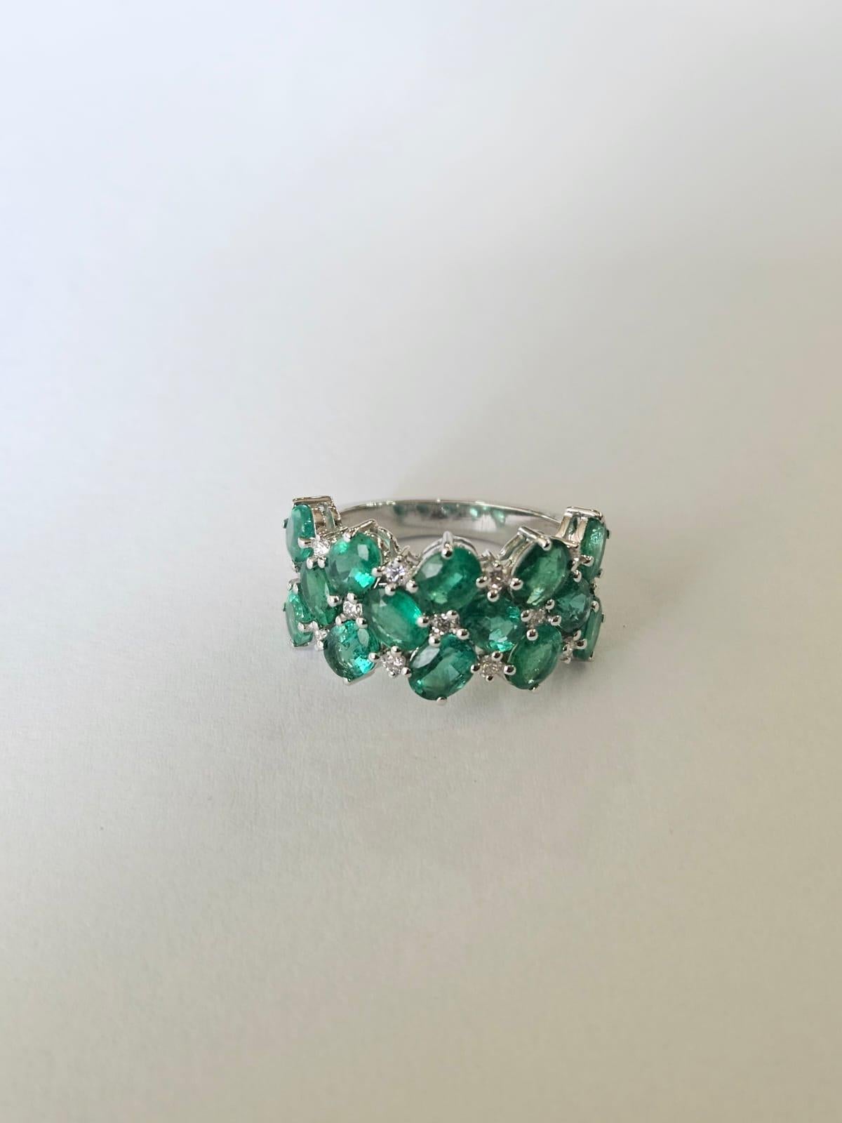 Set in 18K white Gold, 4.32 carats, natural Zambian Emerald & Diamonds Band Ring In New Condition For Sale In Hong Kong, HK