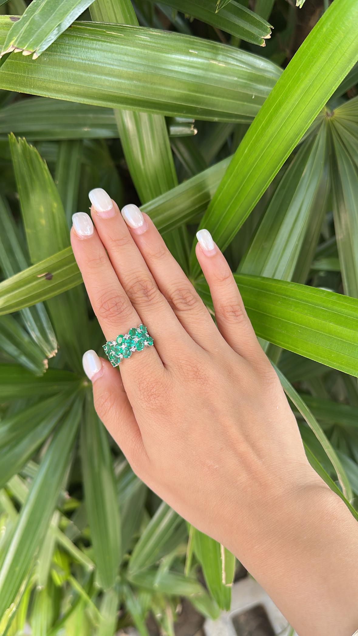 Women's or Men's Set in 18K white Gold, 4.32 carats, natural Zambian Emerald & Diamonds Band Ring For Sale