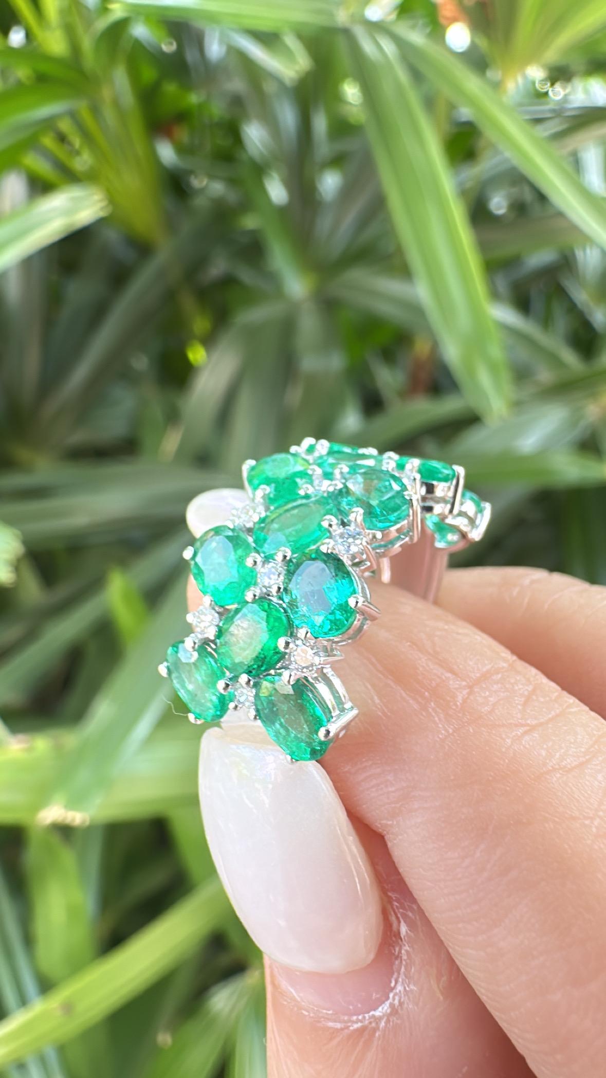 Set in 18K white Gold, 4.32 carats, natural Zambian Emerald & Diamonds Band Ring For Sale 1