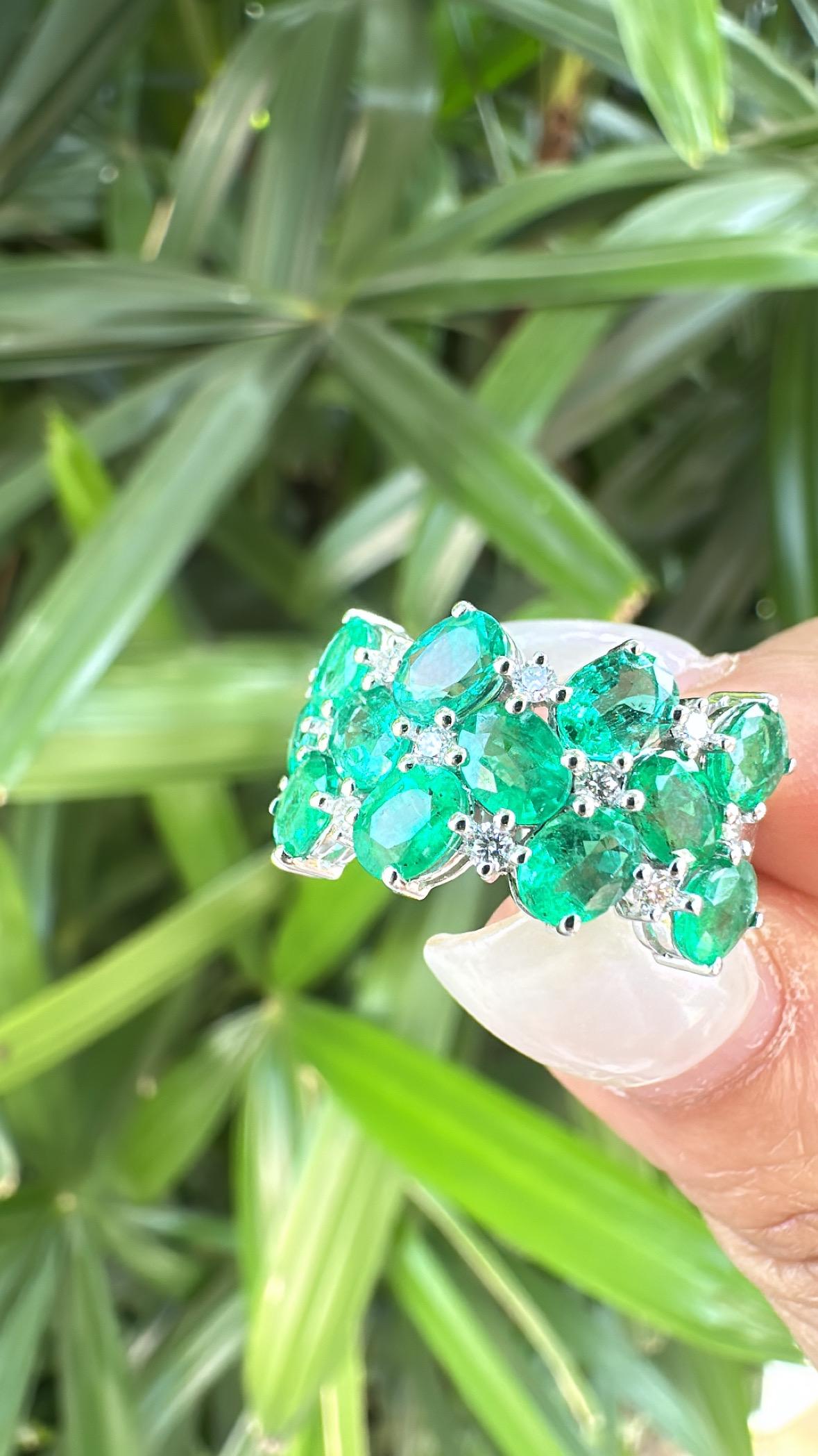 Set in 18K white Gold, 4.32 carats, natural Zambian Emerald & Diamonds Band Ring For Sale 2