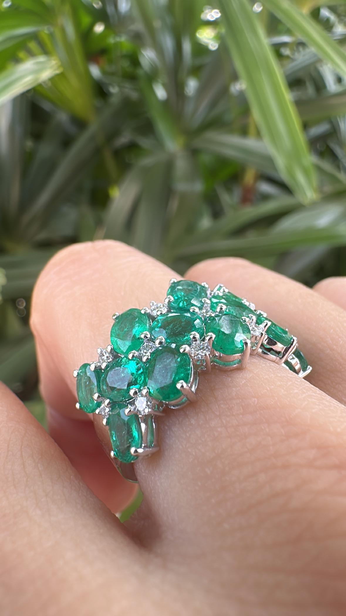 Set in 18K white Gold, 4.32 carats, natural Zambian Emerald & Diamonds Band Ring For Sale 3