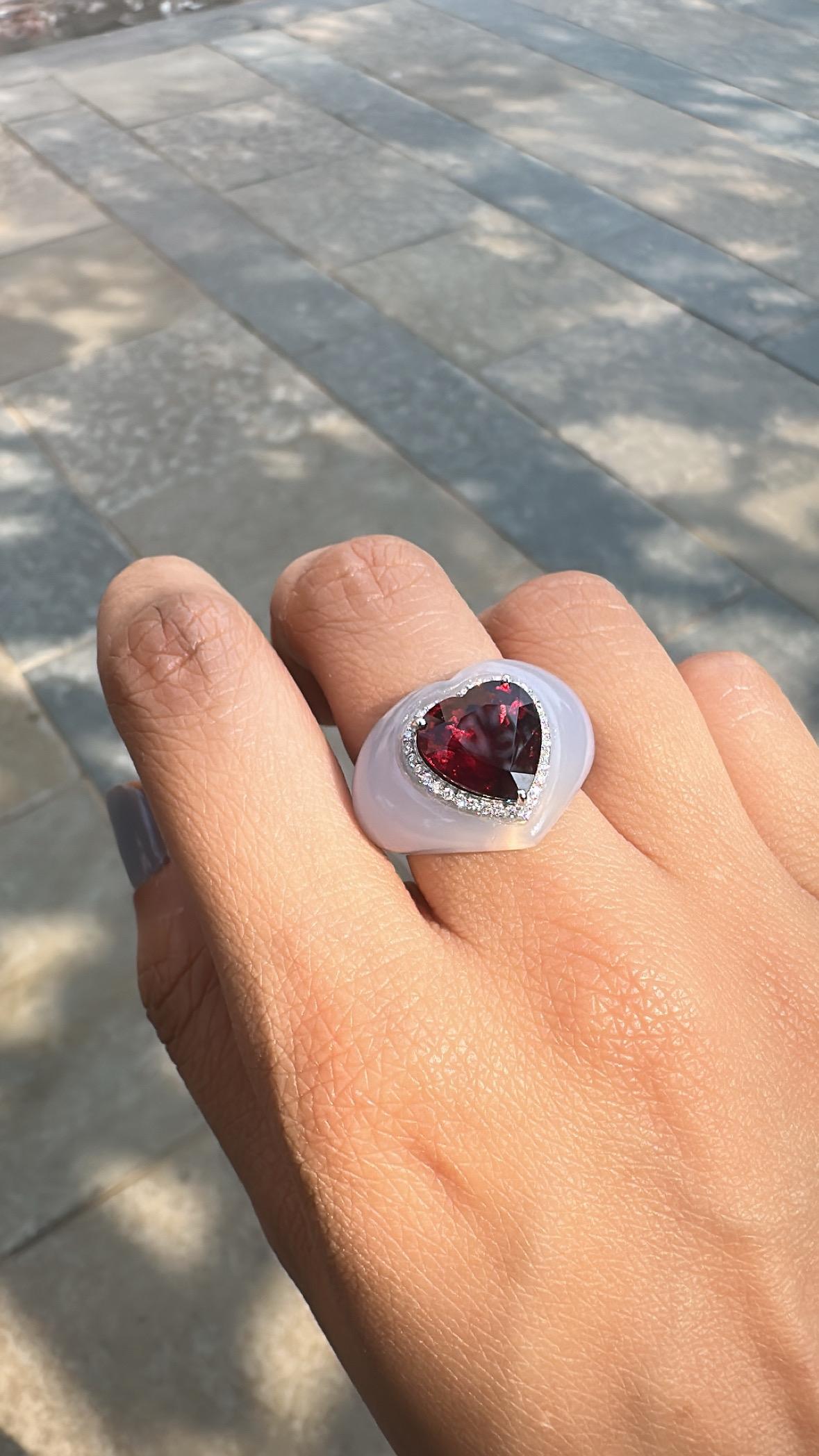 Bague cocktail en or blanc 18 carats, rubellite, calcédoine et diamants de 4,93 carats en vente 4