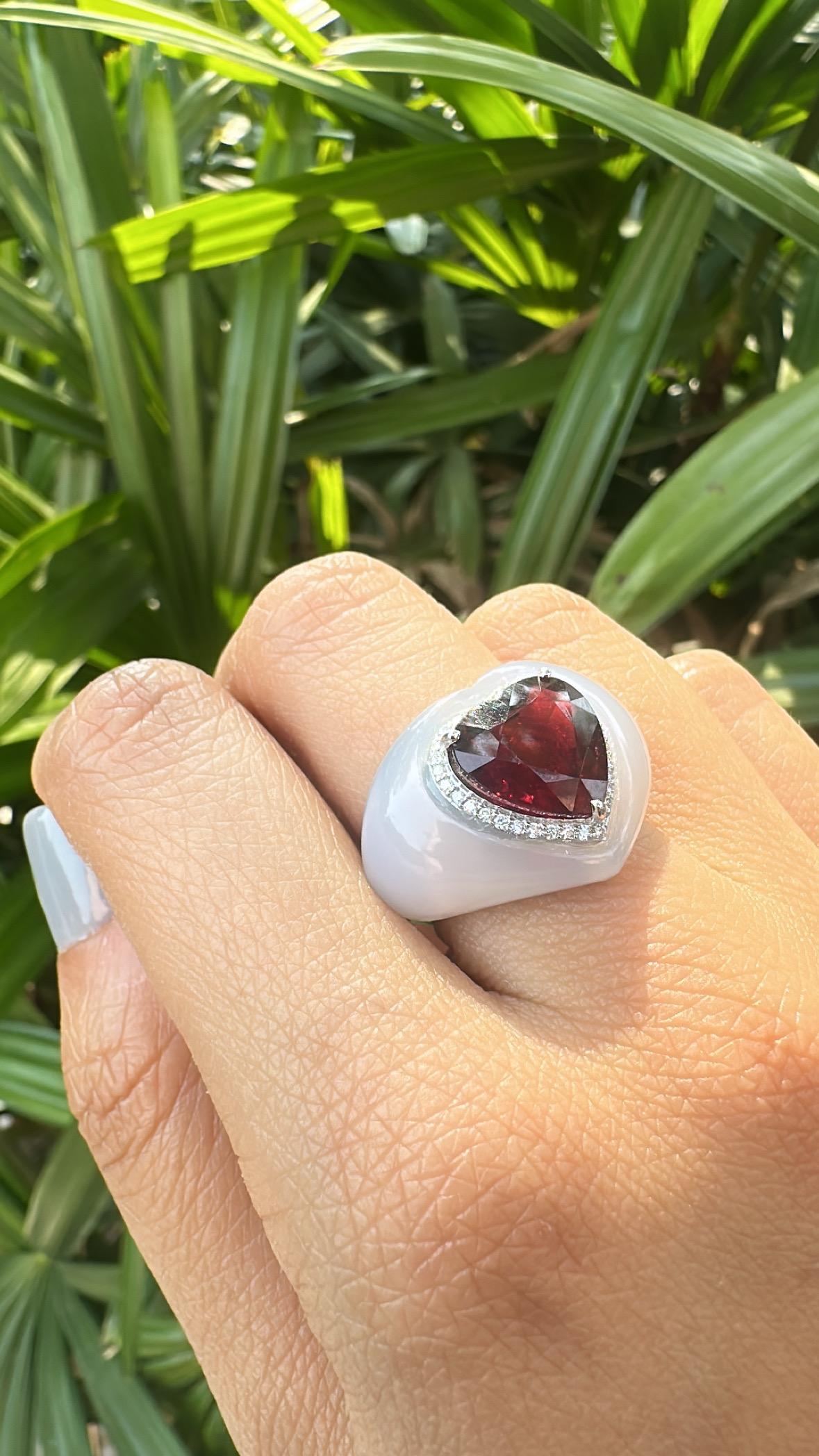 Bague cocktail en or blanc 18 carats, rubellite, calcédoine et diamants de 4,93 carats en vente 6