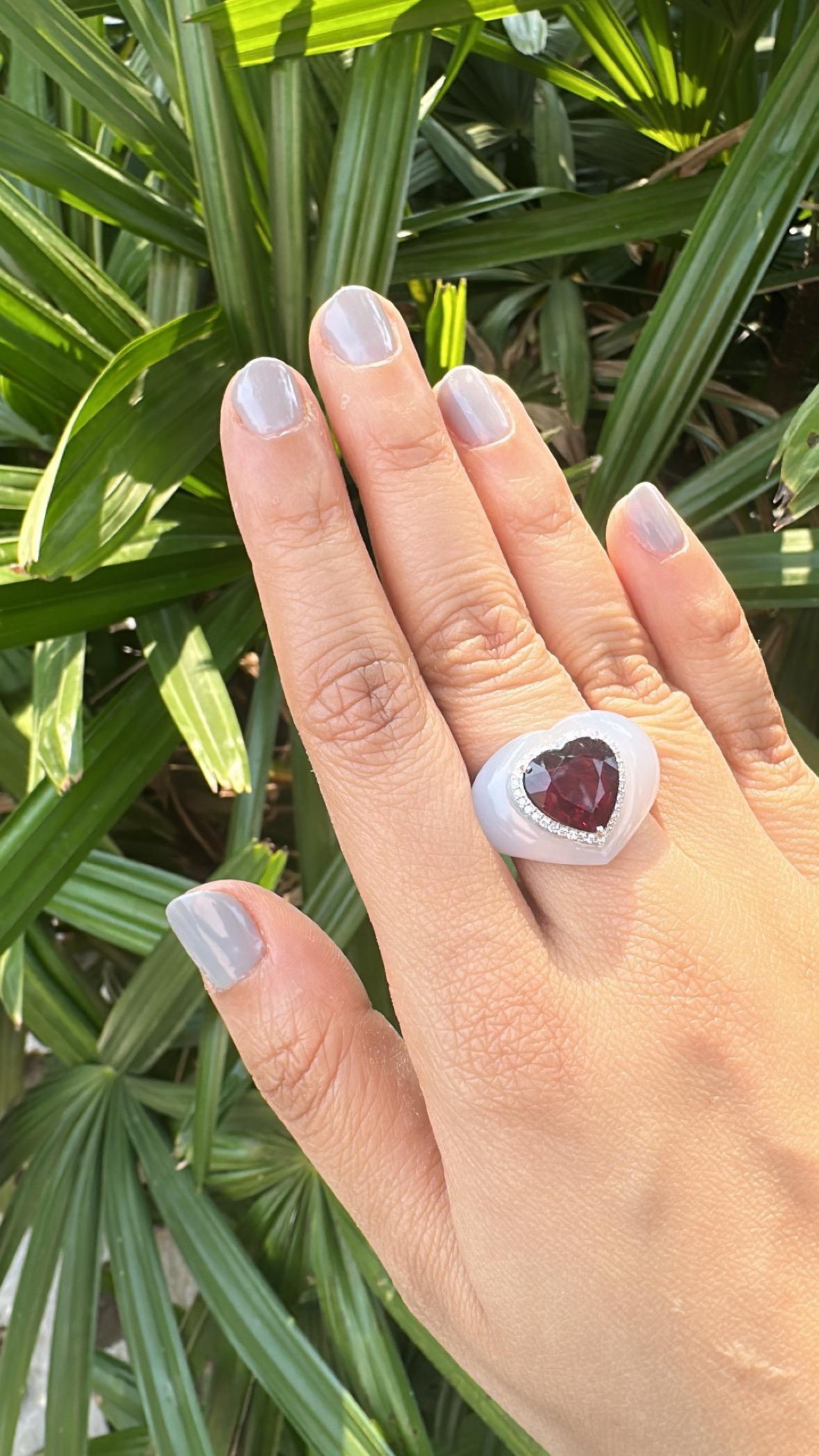 Bague cocktail en or blanc 18 carats, rubellite, calcédoine et diamants de 4,93 carats en vente 7