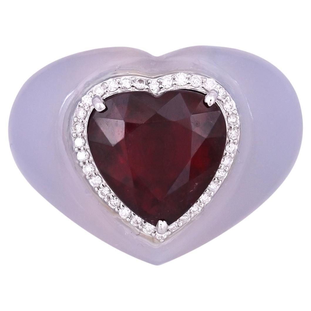 Magnifique bague cocktail en or blanc 18 carats et diamants naturels en rubellite et calcédoine, de style moderne. Le poids de la Rubellite en forme de cœur est de 4.93 carats. Le poids de la calcédoine taillée sur mesure est de 13.44 carats. Le