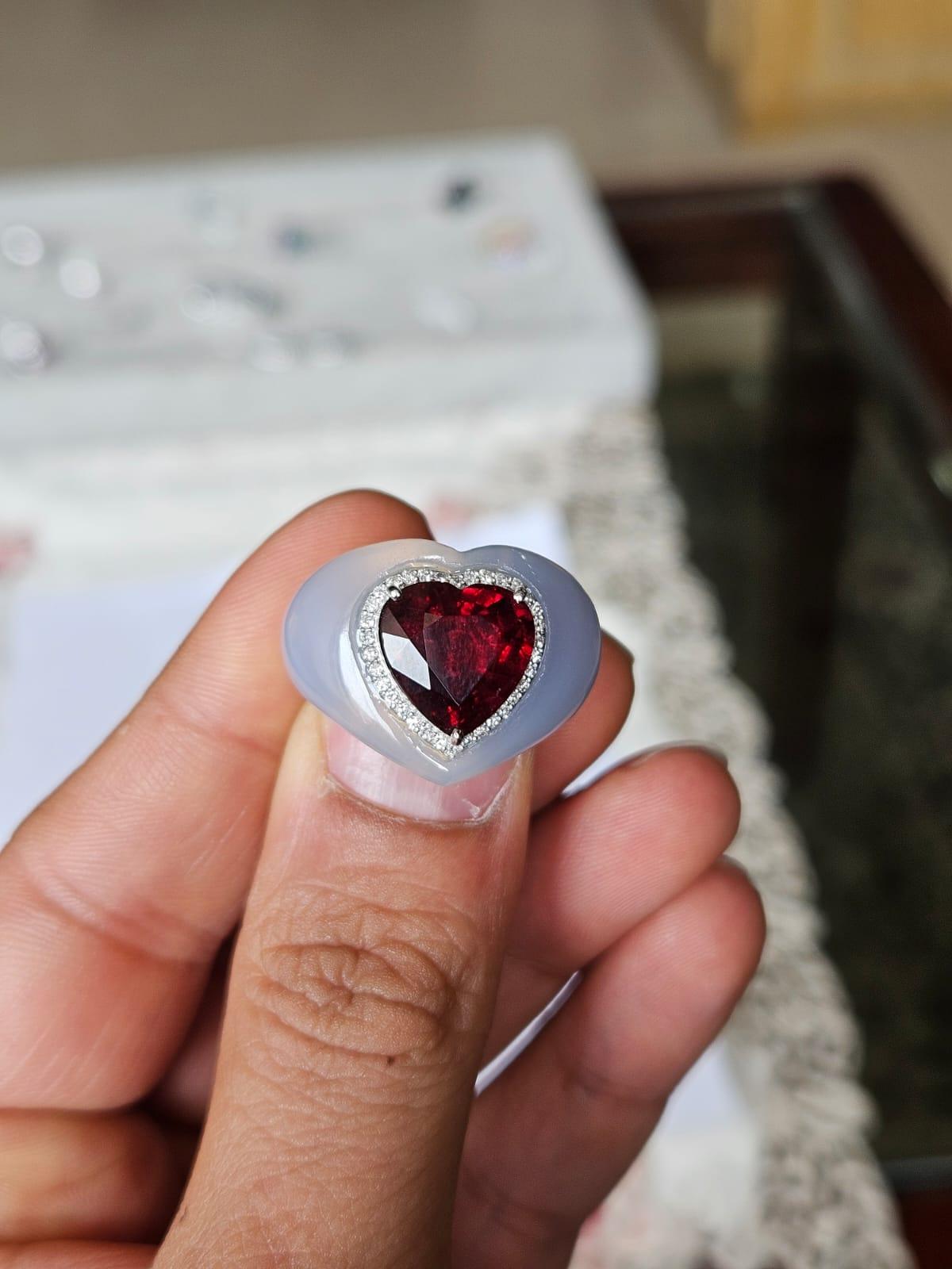 Bague cocktail en or blanc 18 carats, rubellite, calcédoine et diamants de 4,93 carats Neuf - En vente à Hong Kong, HK