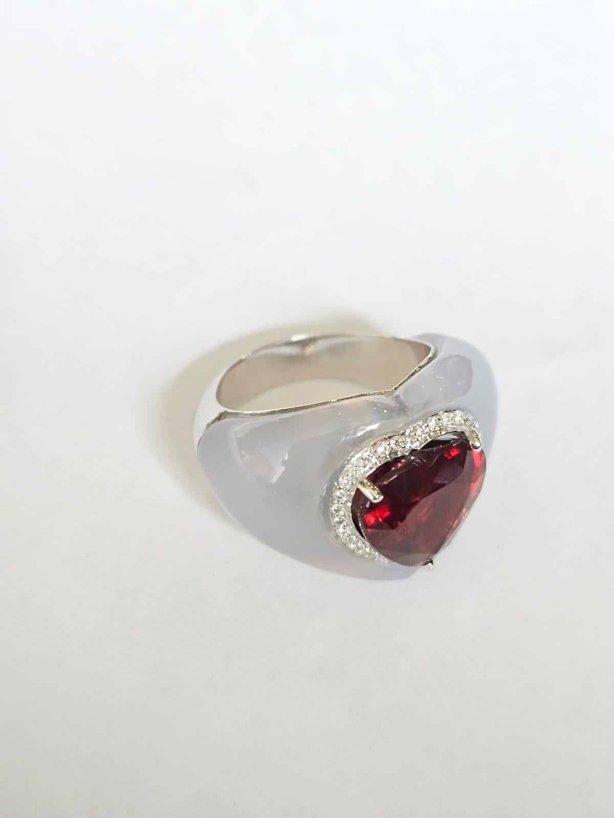 Bague cocktail en or blanc 18 carats, rubellite, calcédoine et diamants de 4,93 carats en vente 1