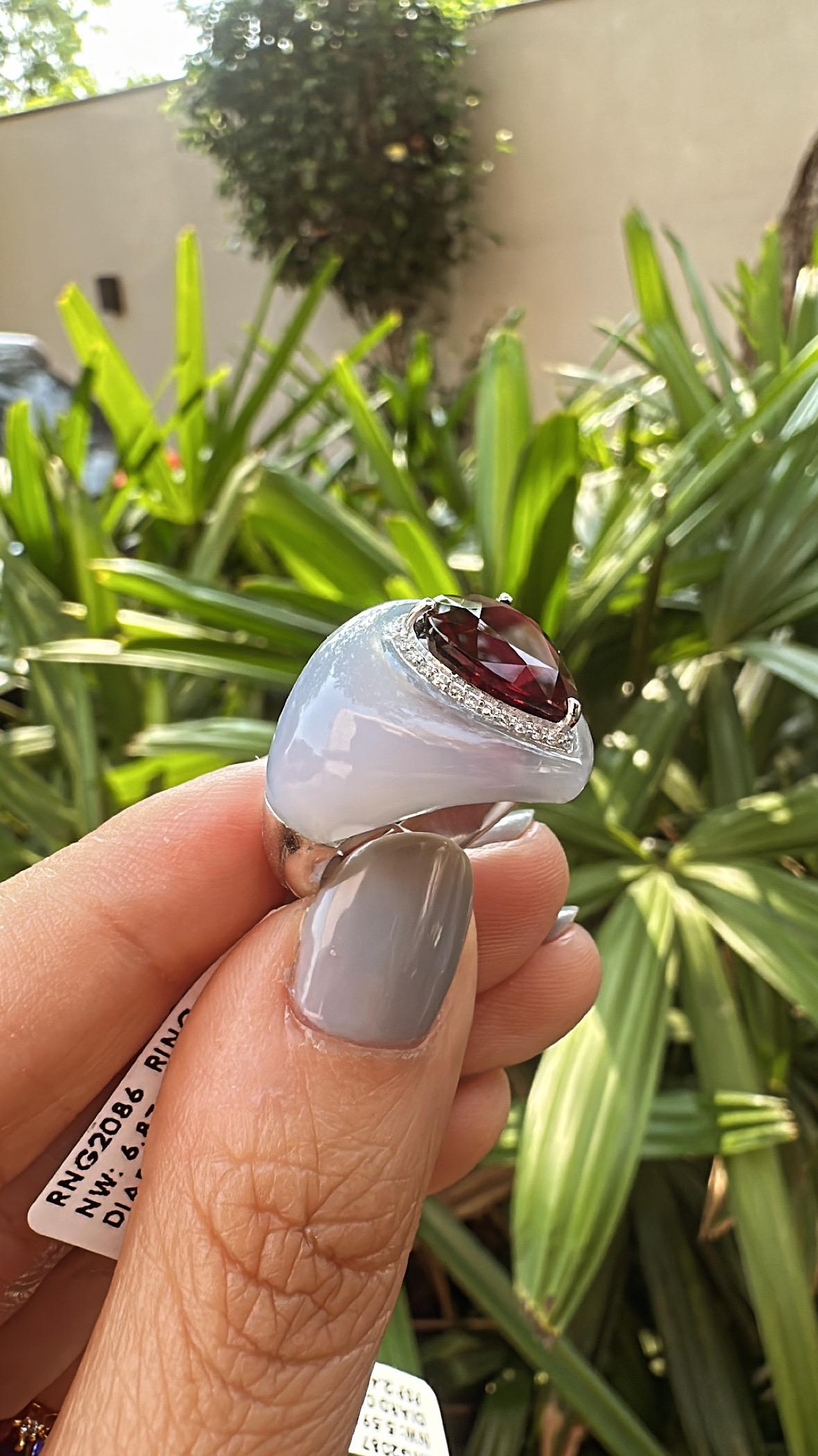 Bague cocktail en or blanc 18 carats, rubellite, calcédoine et diamants de 4,93 carats en vente 3