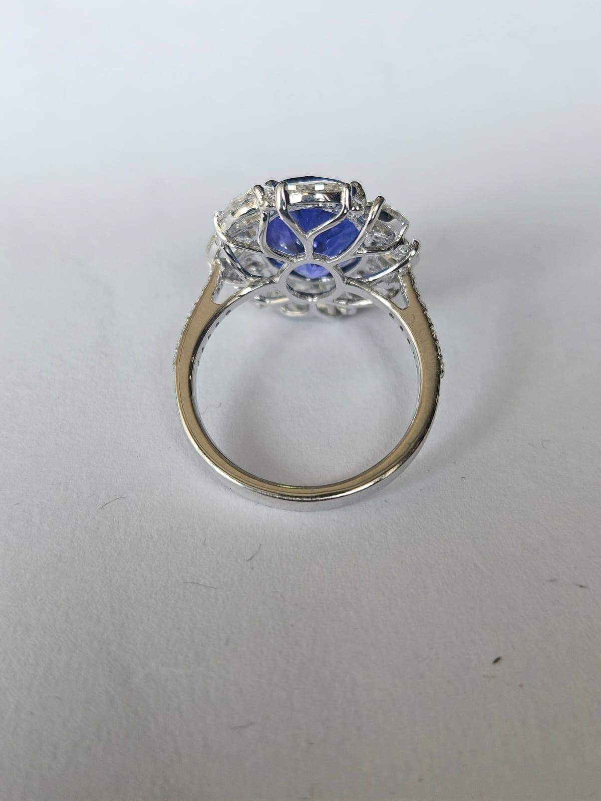 Modern Set in 18K white Gold, 5.16 carats Tanzanite & Rose Cut Diamonds Engagement Ring For Sale