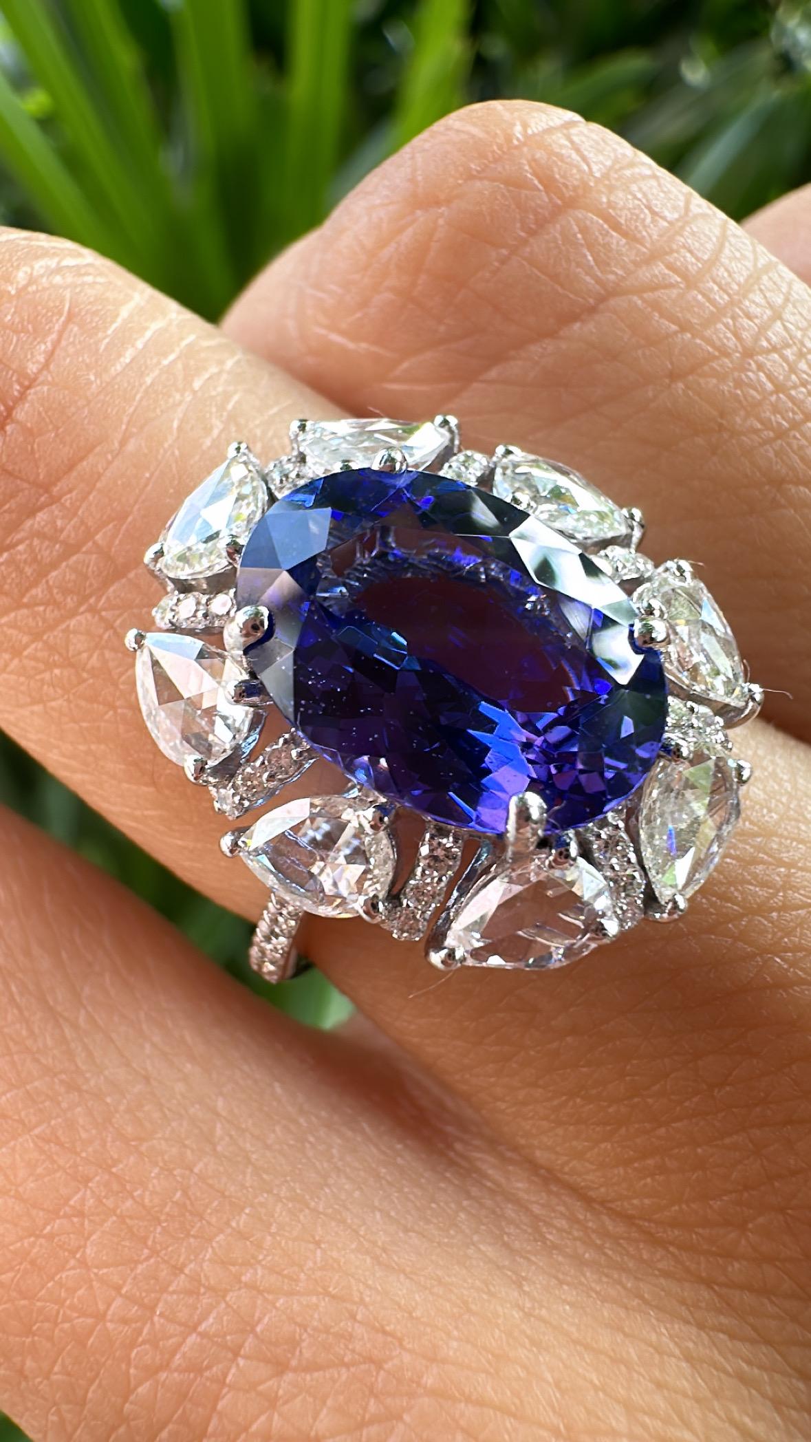 Set in 18K white Gold, 5.16 carats Tanzanite & Rose Cut Diamonds Engagement Ring For Sale 2