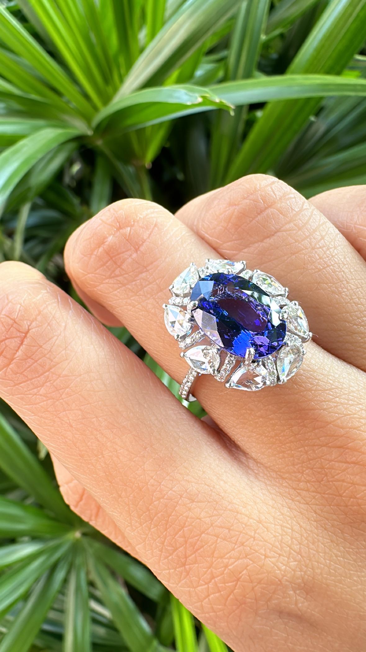 Set in 18K white Gold, 5.16 carats Tanzanite & Rose Cut Diamonds Engagement Ring For Sale 3