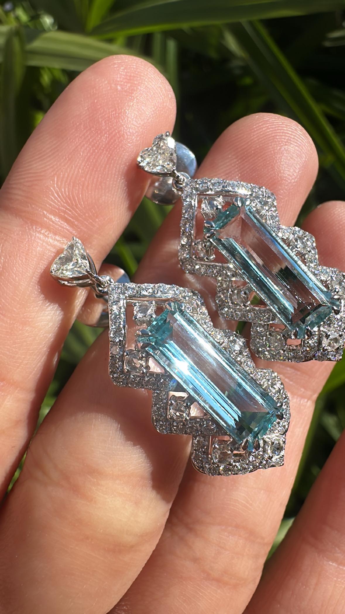 Taglio smeraldo Orecchini pendenti in oro bianco 18 carati, 5,26 carati di acquamarine e diamanti a cuore in vendita