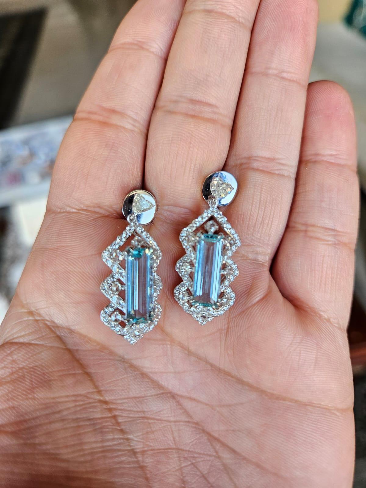 Orecchini pendenti in oro bianco 18 carati, 5,26 carati di acquamarine e diamanti a cuore in vendita 3