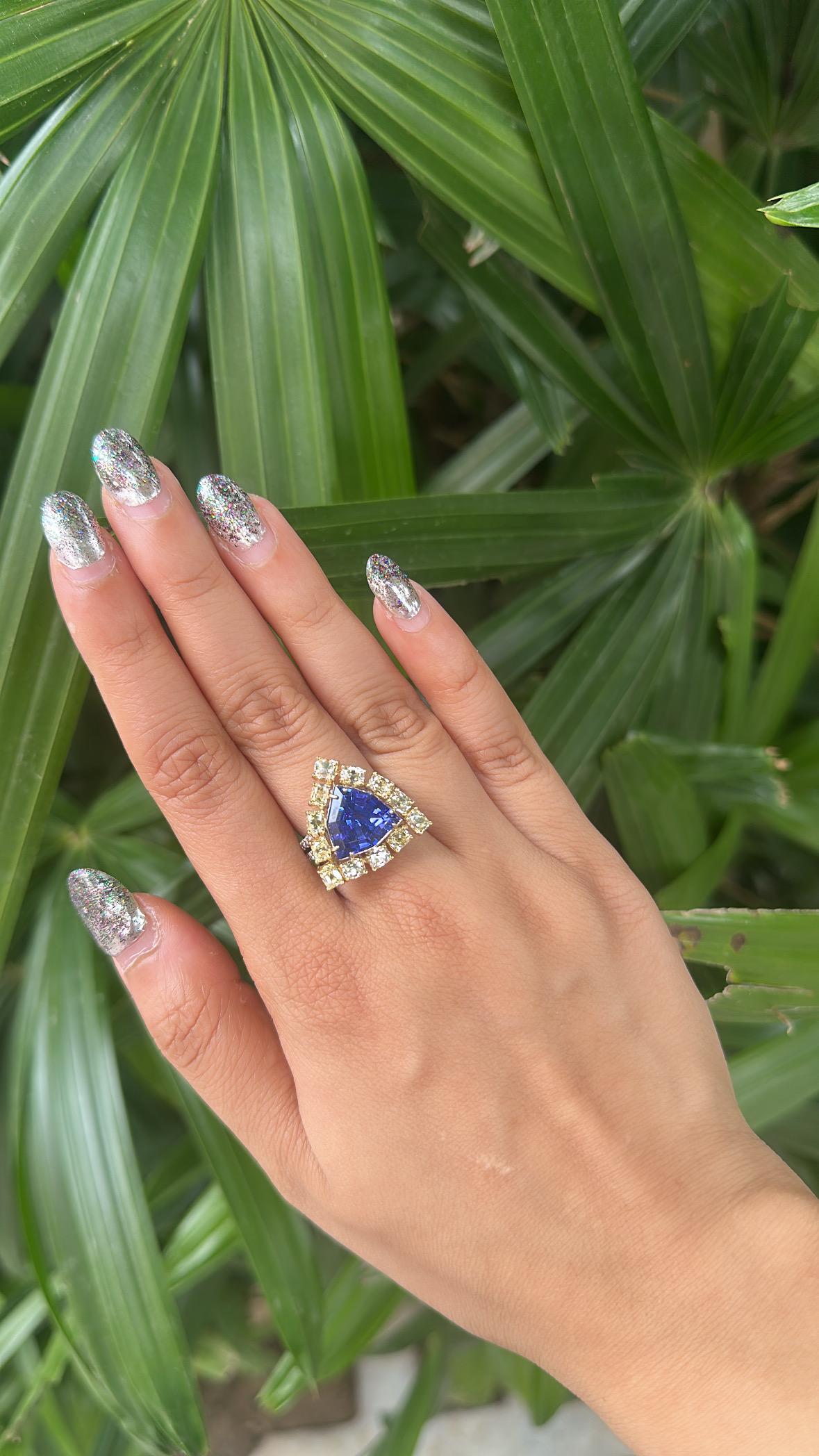 Bague de fiançailles en or blanc 18 carats, 6,03 carats, Tanzanite et diamants jaunes en vente 5