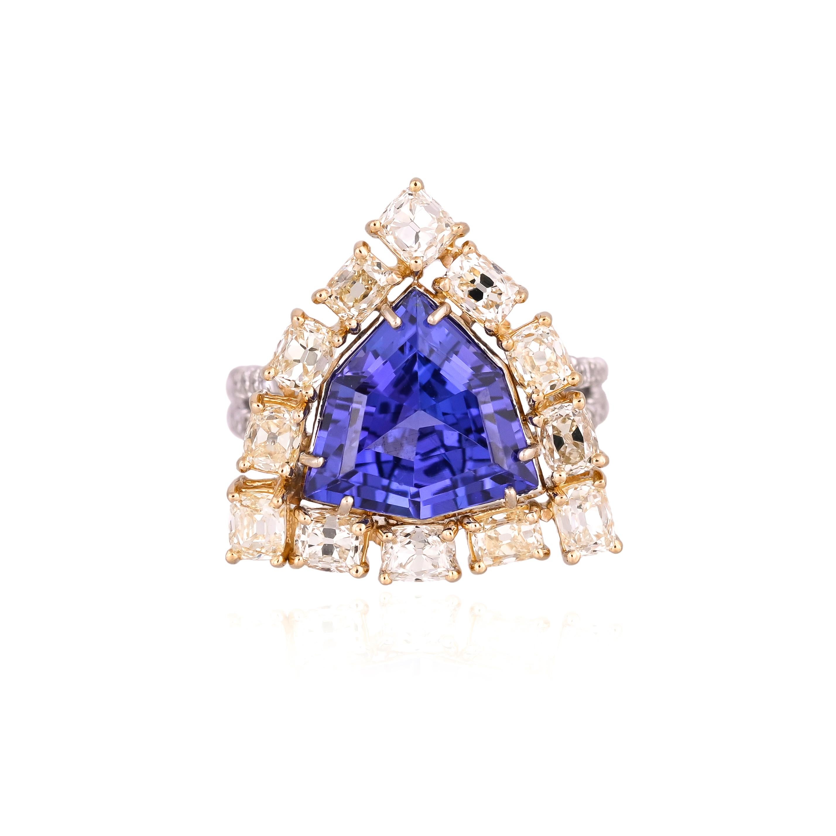 Une très belle bague de fiançailles en or 18 carats et diamants naturels, de style moderne, avec une tanzanite. Le poids de la tanzanite est de 6.03 carats. Les tanzanites proviennent de Tanzanie de manière responsable. Le poids total des diamants