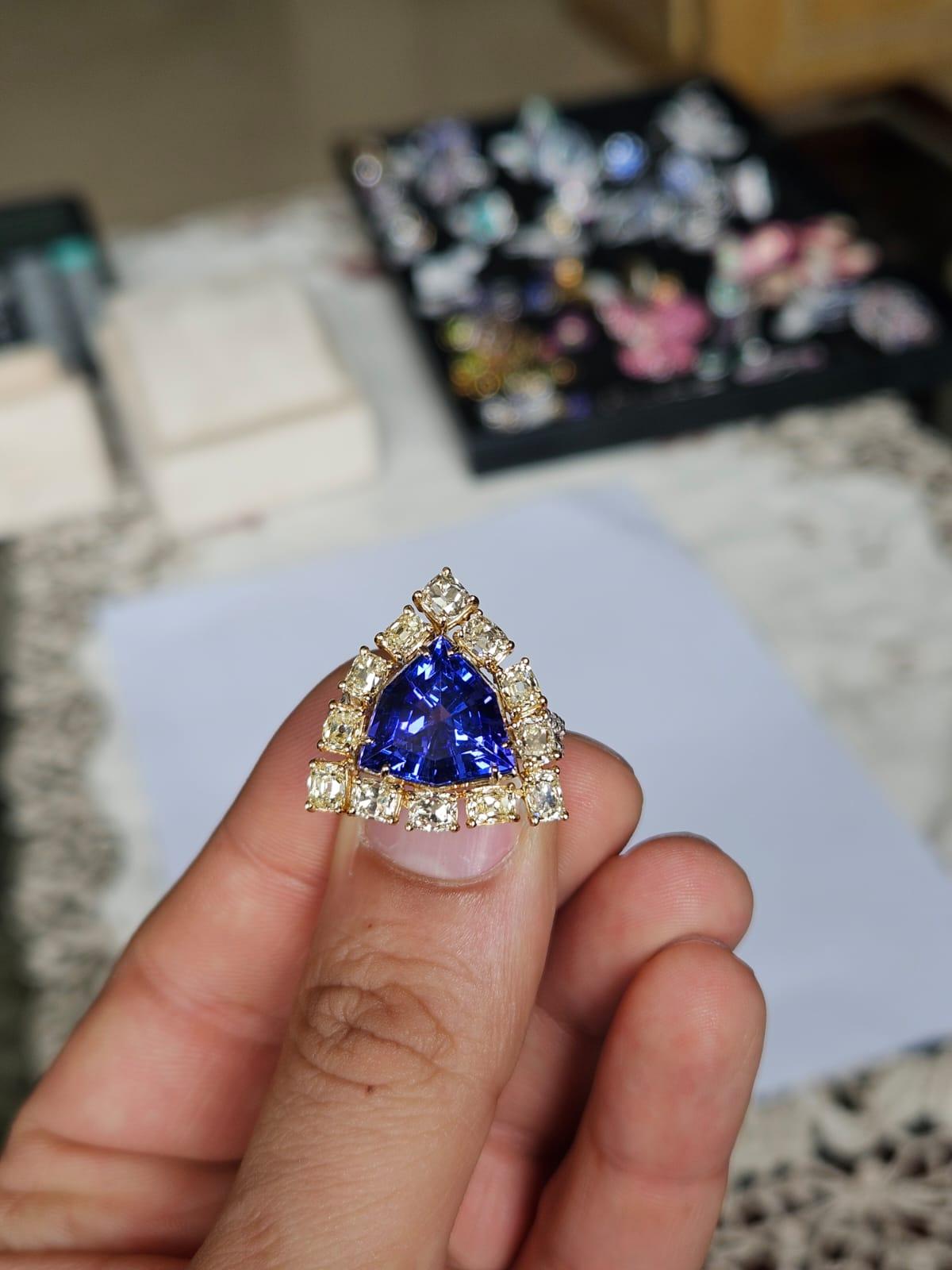 Taille trillion Bague de fiançailles en or blanc 18 carats, 6,03 carats, Tanzanite et diamants jaunes en vente