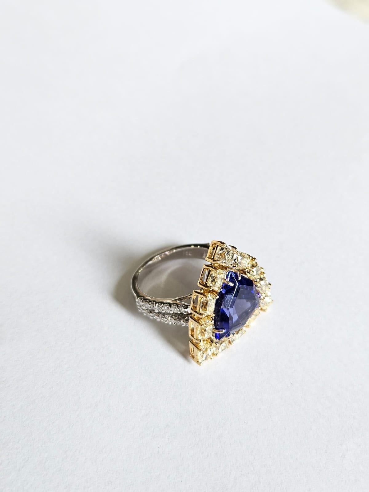 Bague de fiançailles en or blanc 18 carats, 6,03 carats, Tanzanite et diamants jaunes Unisexe en vente