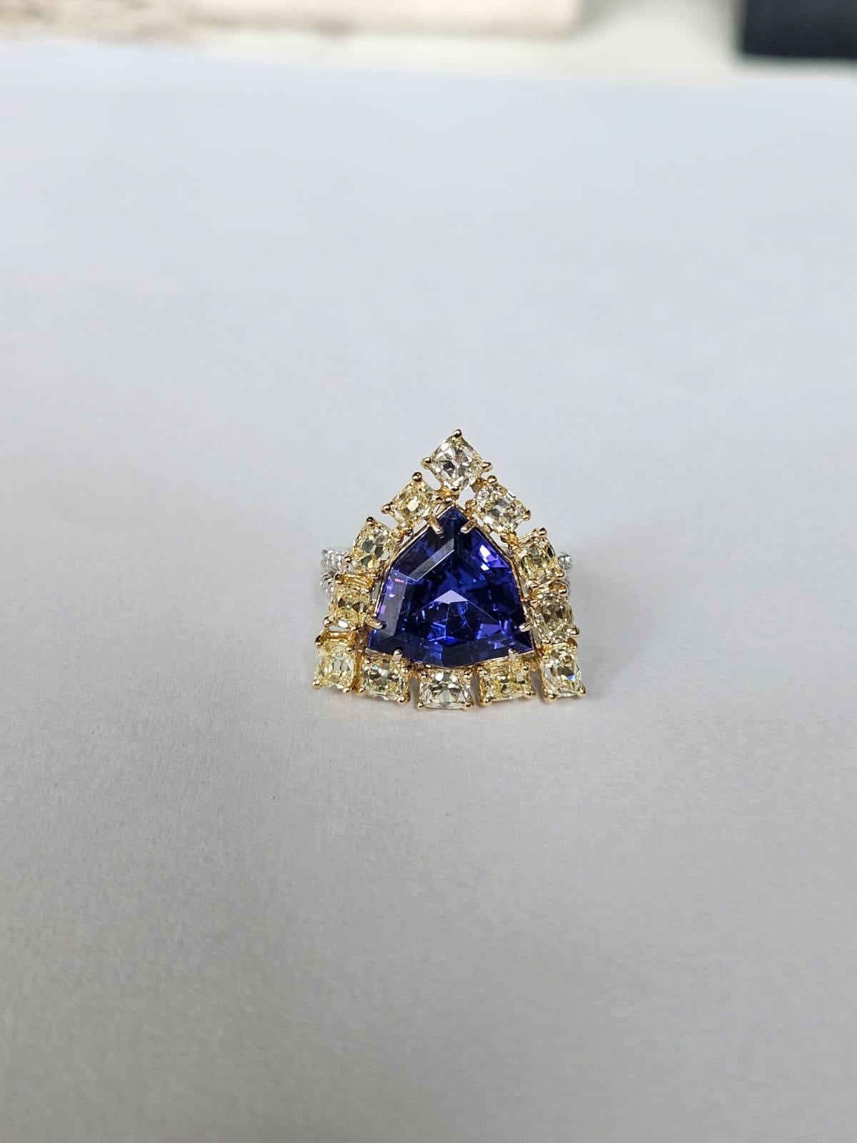 Bague de fiançailles en or blanc 18 carats, 6,03 carats, Tanzanite et diamants jaunes en vente 1