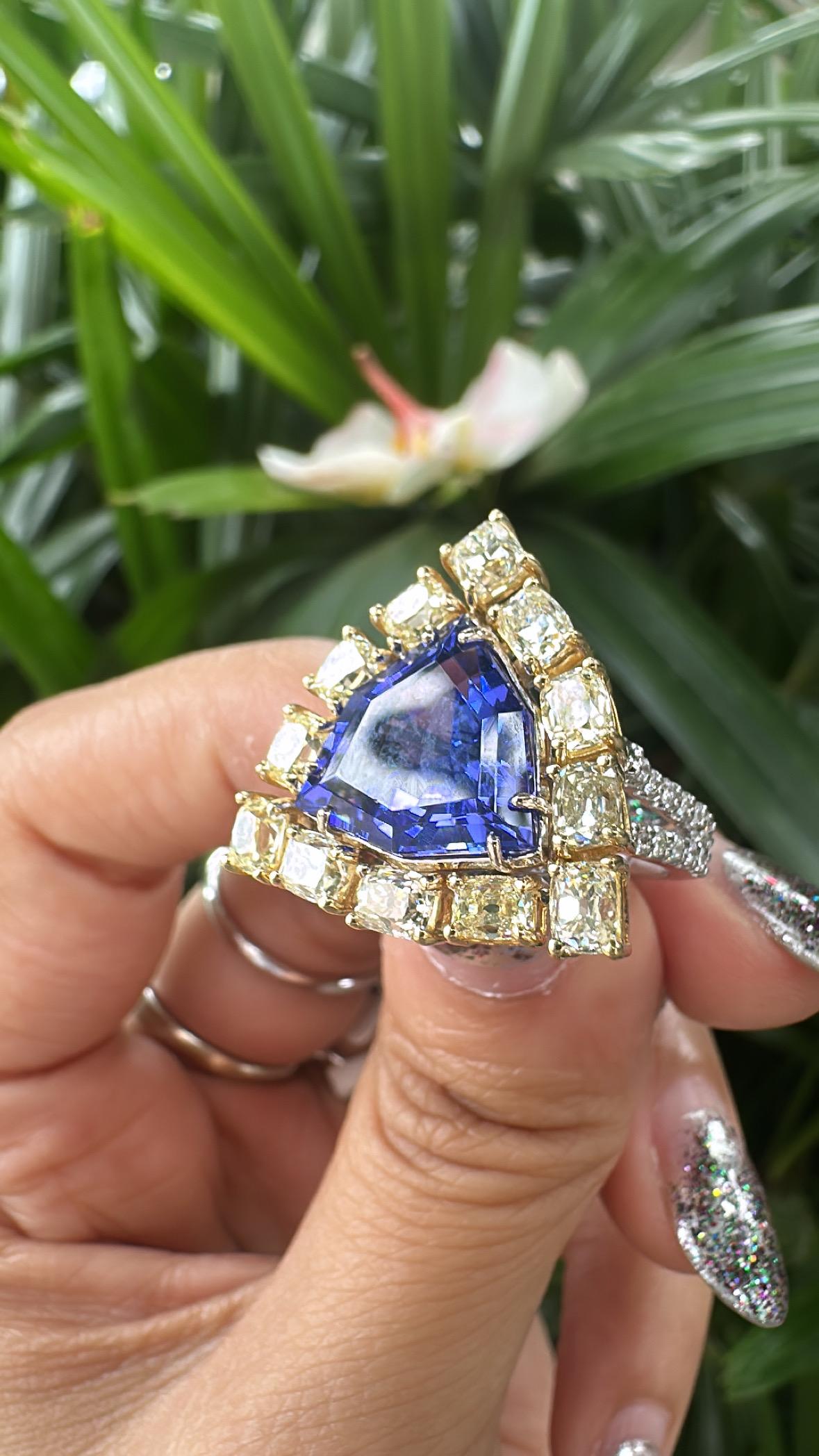 Bague de fiançailles en or blanc 18 carats, 6,03 carats, Tanzanite et diamants jaunes en vente 2