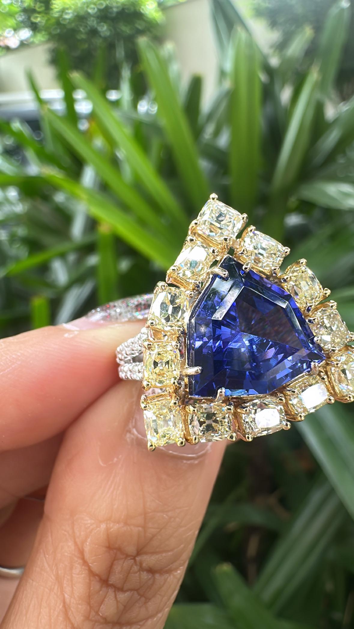 Bague de fiançailles en or blanc 18 carats, 6,03 carats, Tanzanite et diamants jaunes en vente 3