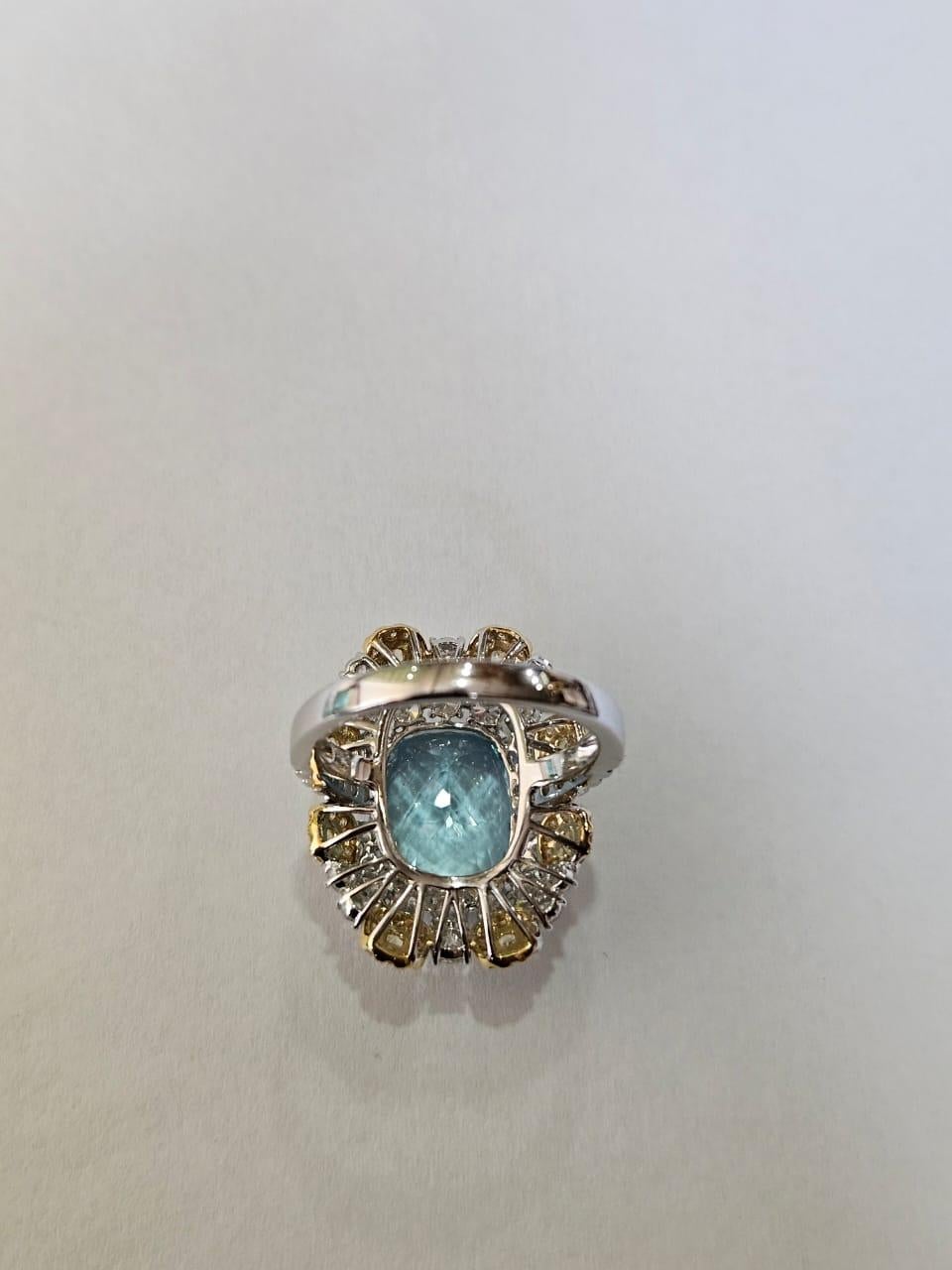 Moderno Anello di fidanzamento con acquamarina e diamanti gialli da 7,10 carati, in oro bianco 18 carati in vendita