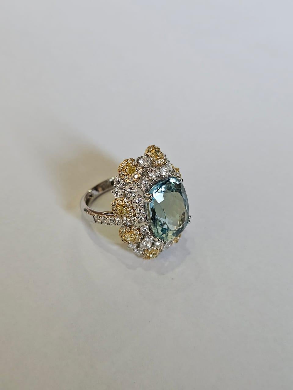 Taglio cuscino Anello di fidanzamento con acquamarina e diamanti gialli da 7,10 carati, in oro bianco 18 carati in vendita
