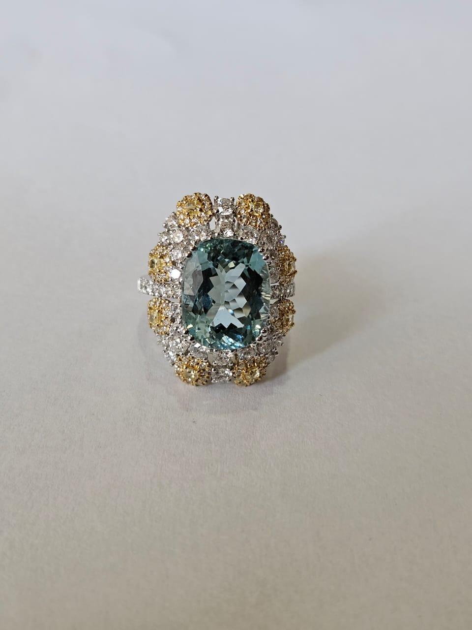 Anello di fidanzamento con acquamarina e diamanti gialli da 7,10 carati, in oro bianco 18 carati In condizioni Nuovo in vendita a Hong Kong, HK