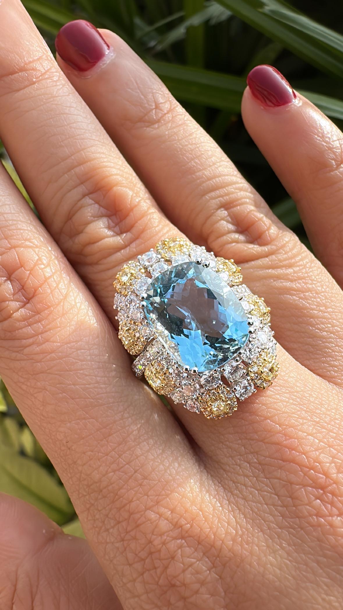 Anello di fidanzamento con acquamarina e diamanti gialli da 7,10 carati, in oro bianco 18 carati in vendita 1