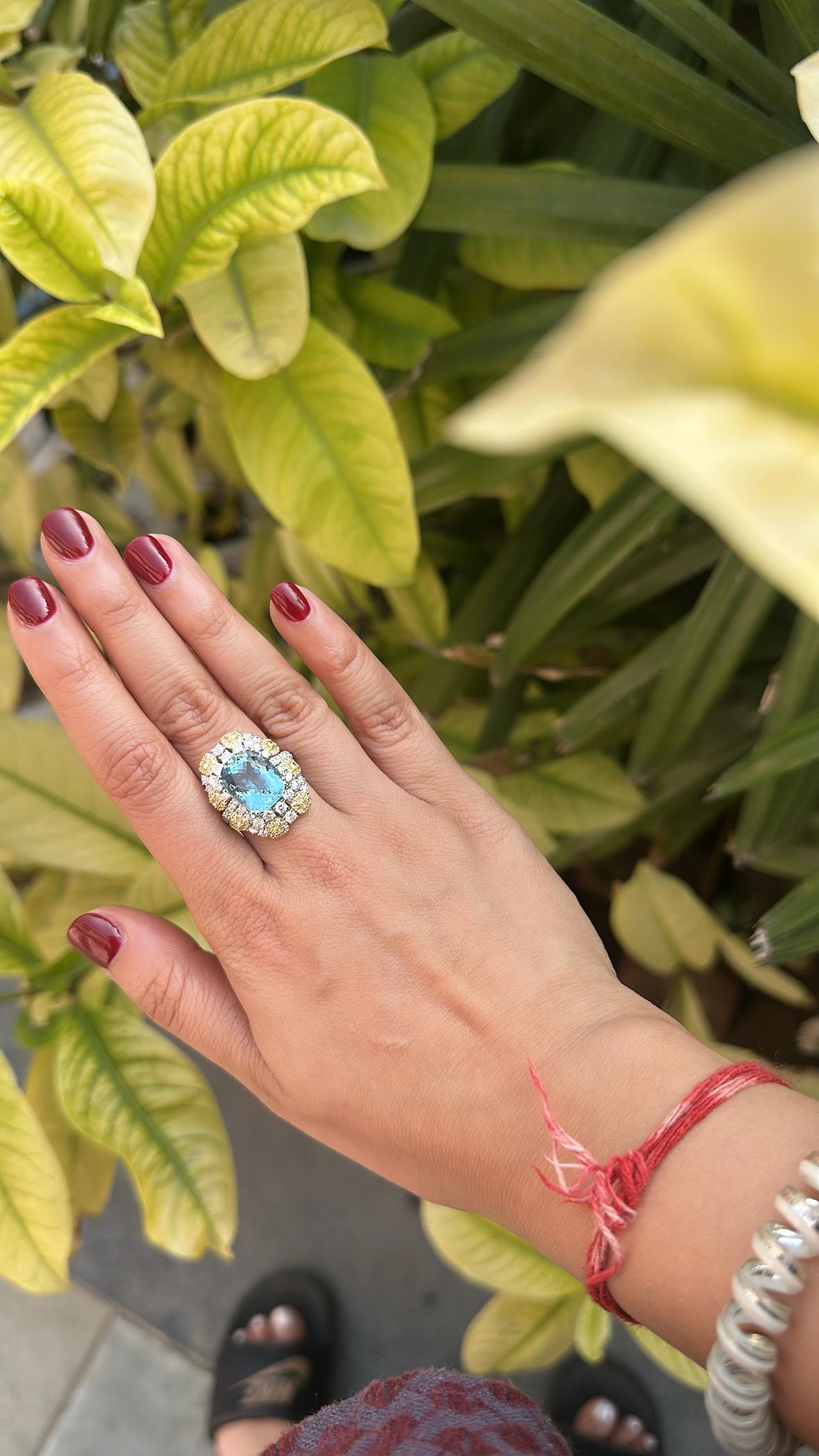 Anello di fidanzamento con acquamarina e diamanti gialli da 7,10 carati, in oro bianco 18 carati in vendita 2