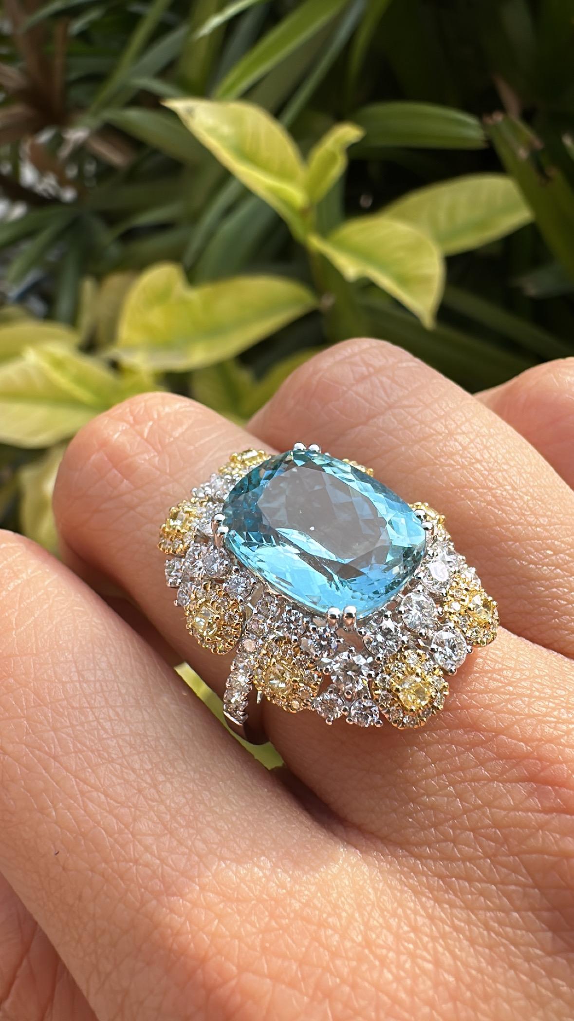 Anello di fidanzamento con acquamarina e diamanti gialli da 7,10 carati, in oro bianco 18 carati in vendita 3