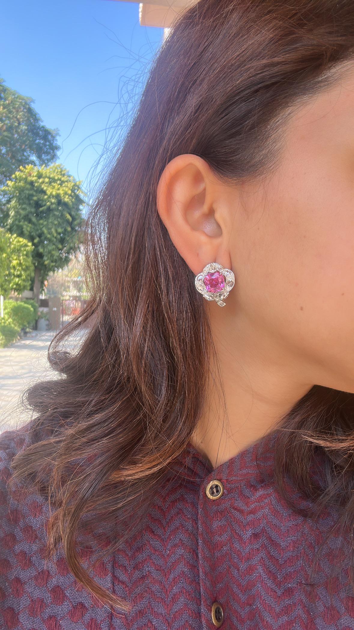 Magnifiques boucles d'oreilles de style moderne en rubellite serties d'or blanc 18 carats et de diamants naturels. Le poids des rubellites est de 7,38 carats. Le poids total des diamants est de 1,94 carats. Le poids net de l'or 18 carats est de 8,84