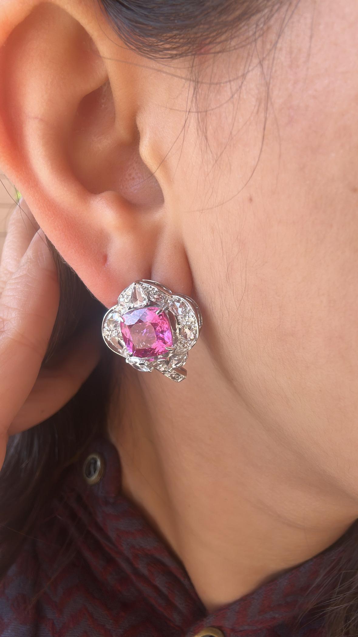 Taille coussin Clous d'oreilles en or blanc 18 carats, rubellite et diamants taille rose de 7,38 carats en vente