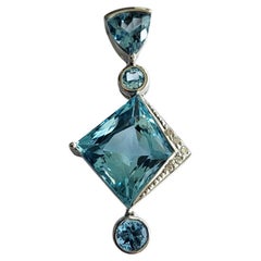 Set in 18k White Gold, 7.40 Carats Aquamarine & Diamonds Pendant Necklace