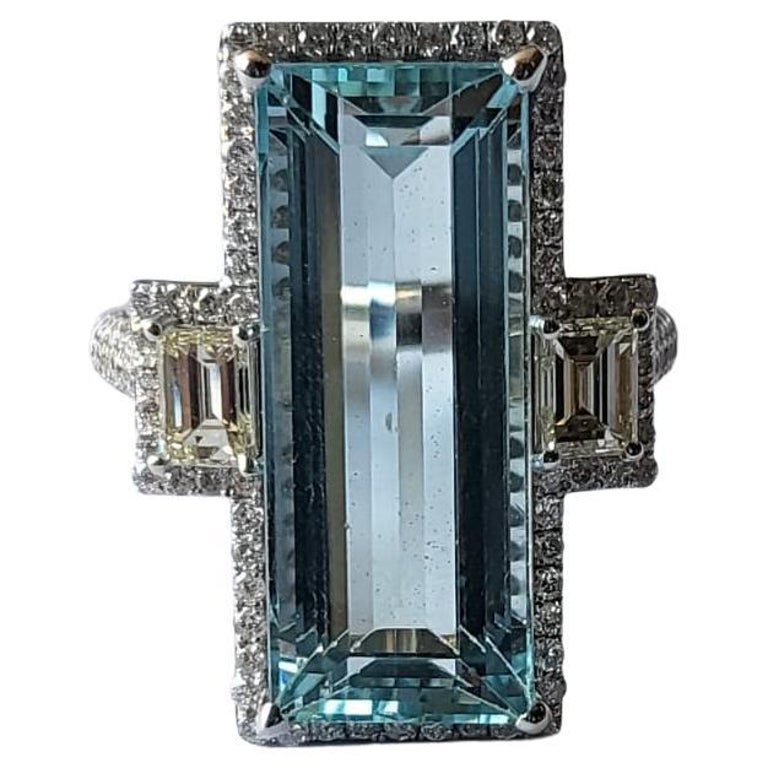 Set in 18k White Gold, 7.43 Carats, Aquamarine & Diamonds Engagement Ring For Sale