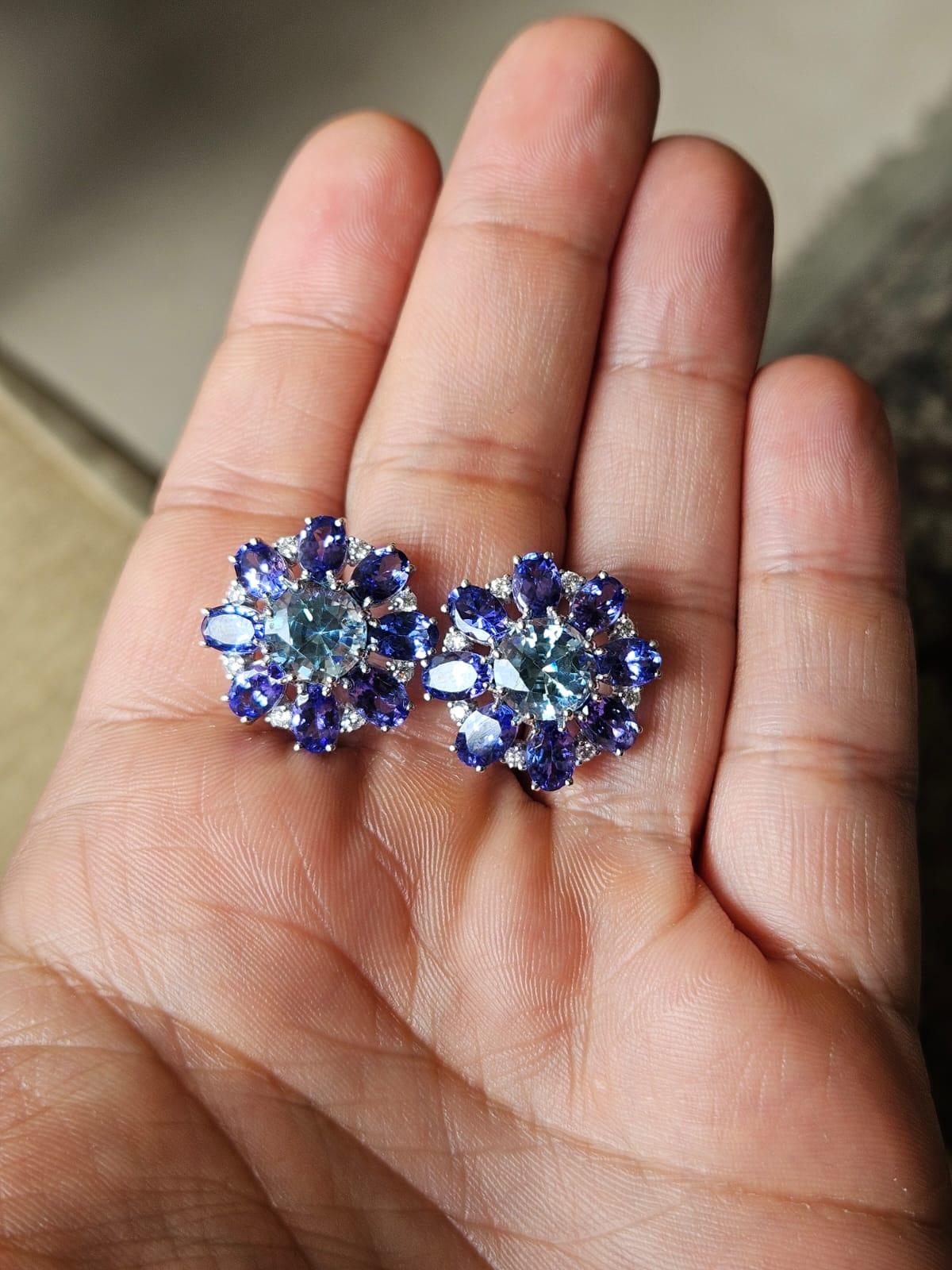 Magnifiques boucles d'oreilles aigue-marine et tanzanite en or blanc 18 carats et diamants naturels, de style moderne. Le poids des aigues-marines est de 4,12 carats. Le poids des tanzanites est de 8,16 carats. Les tanzanites proviennent de