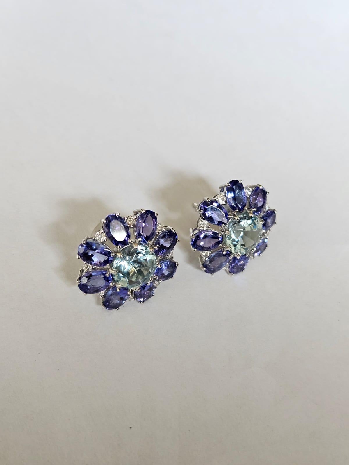 Taille ronde Boucles d'oreilles en or blanc 18 carats, 8.16 carats Tanzanite, Aigue-marine et Diamant en vente