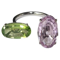Bague à deux pierres en or blanc 18 carats, 8,64 carats de kunzite et 4,16 carats de péridot.