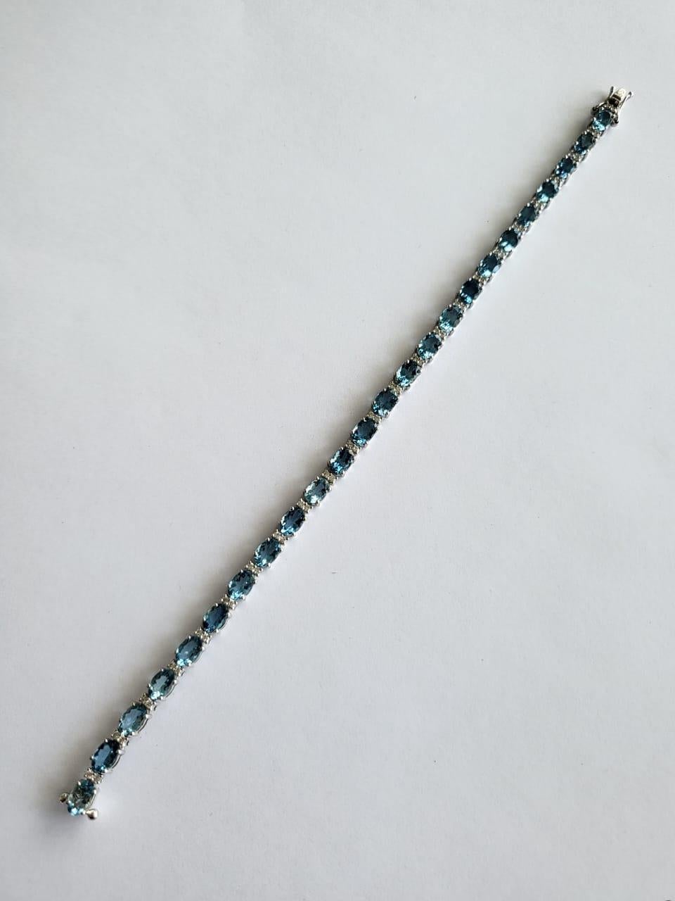 Set in 18k White Gold 8.90 Carats, Natural Aquamarine & Diamonds Tennis Bracelet In New Condition For Sale In Hong Kong, HK