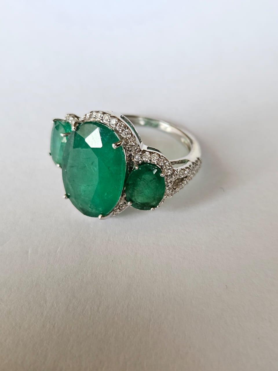 Modern Set in 18K white Gold, 9.13 carats,  Zambian Emerald & Diamonds Engagement Ring For Sale